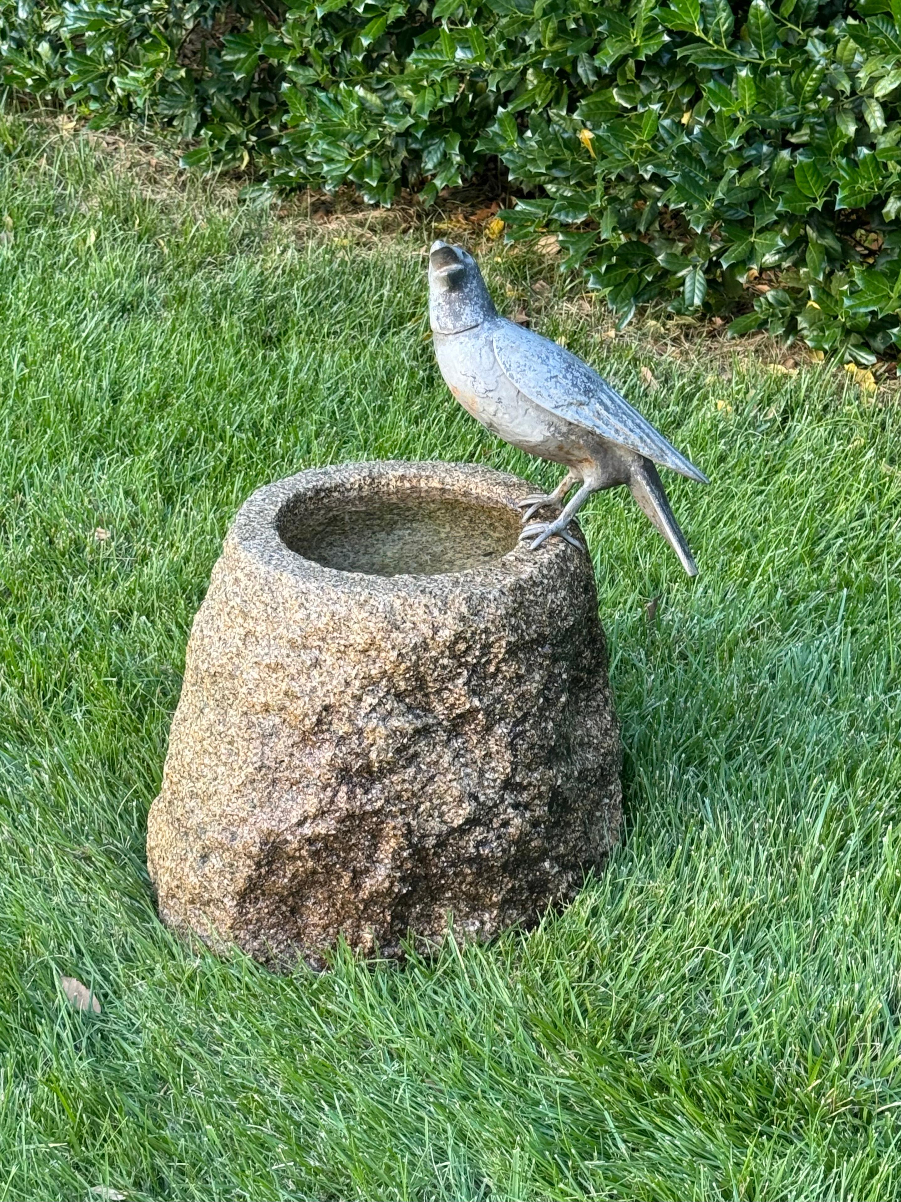 Fin du 20e siècle Sculpteur William Conrad Severson des années 1970, sculpture de Crow au plomb et bain d'oiseau en granit en vente