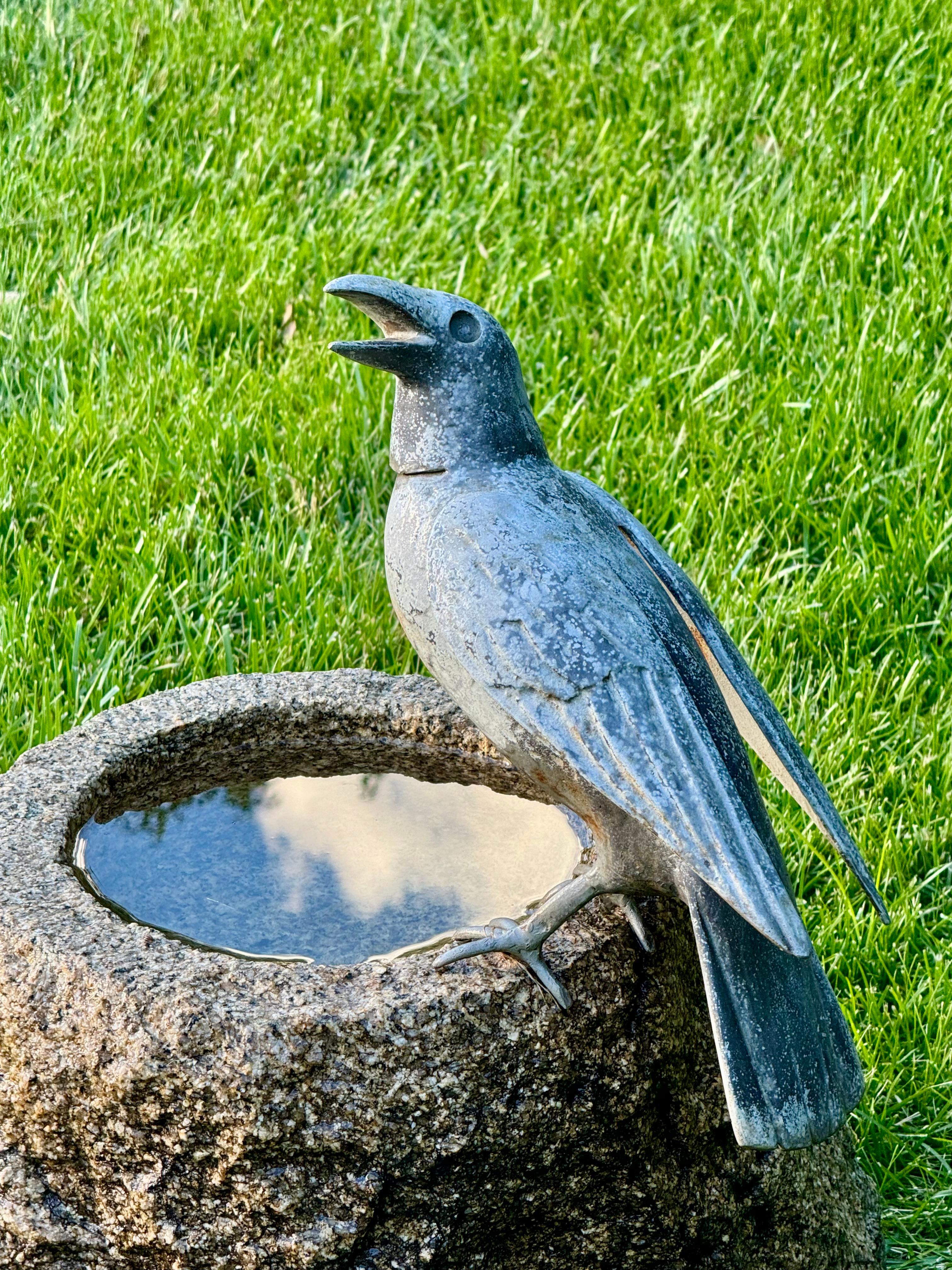 Plomb Sculpteur William Conrad Severson des années 1970, sculpture de Crow au plomb et bain d'oiseau en granit en vente