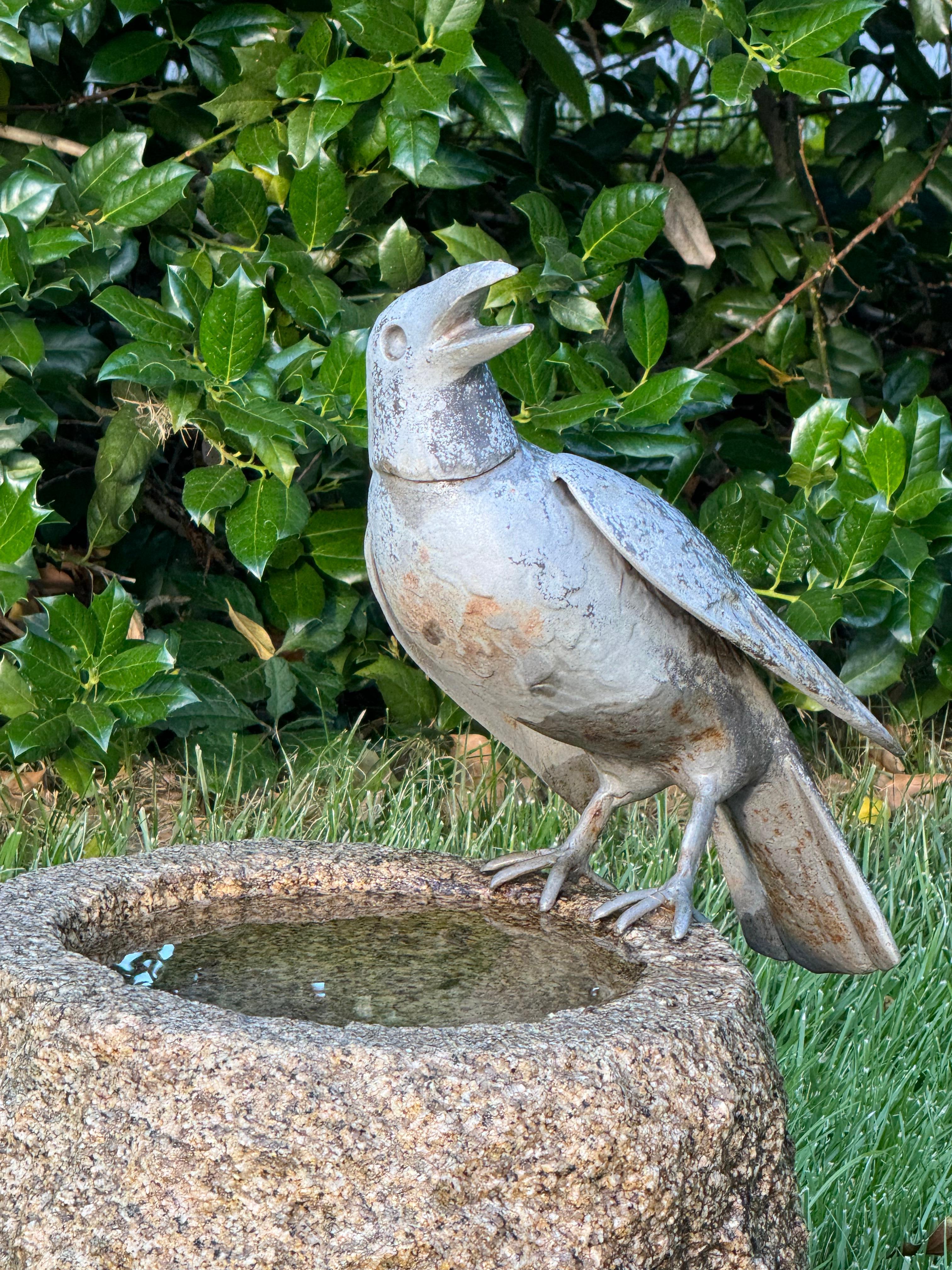 Sculpteur William Conrad Severson des années 1970, sculpture de Crow au plomb et bain d'oiseau en granit en vente 1