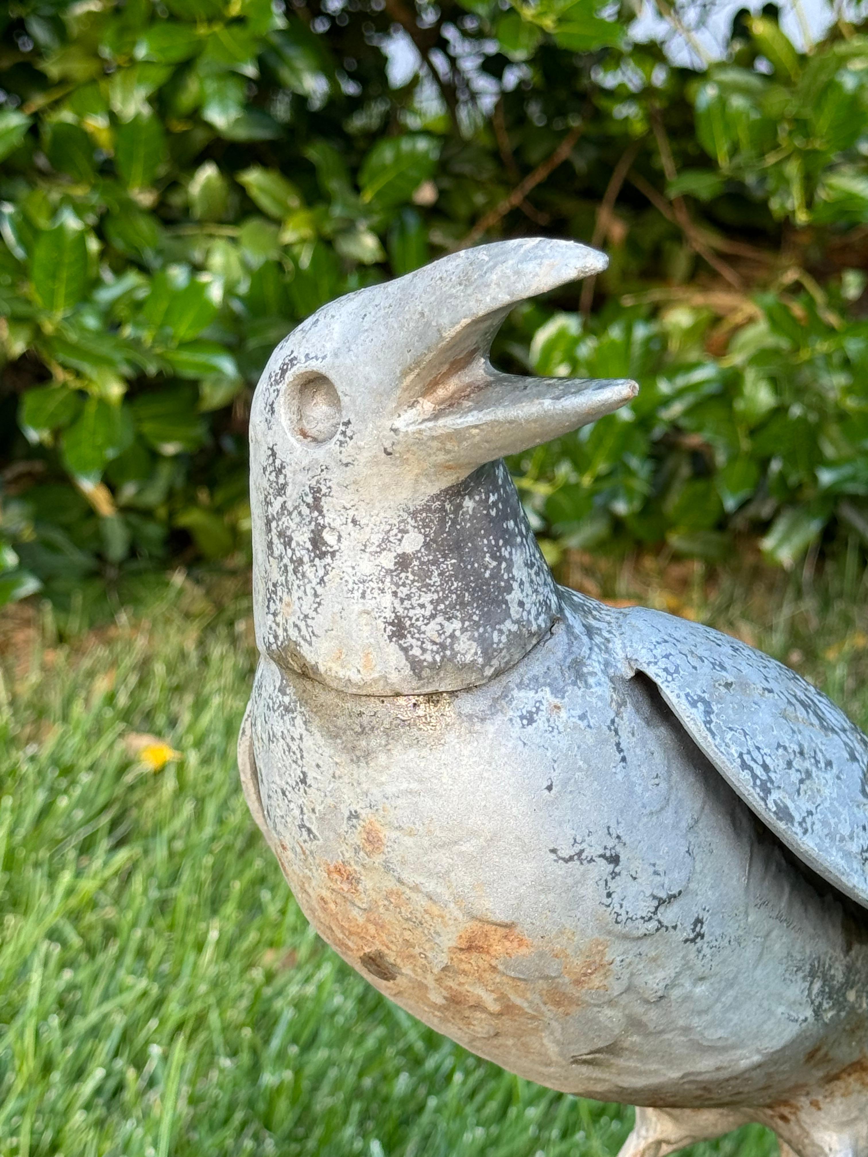 Sculpteur William Conrad Severson des années 1970, sculpture de Crow au plomb et bain d'oiseau en granit en vente 2