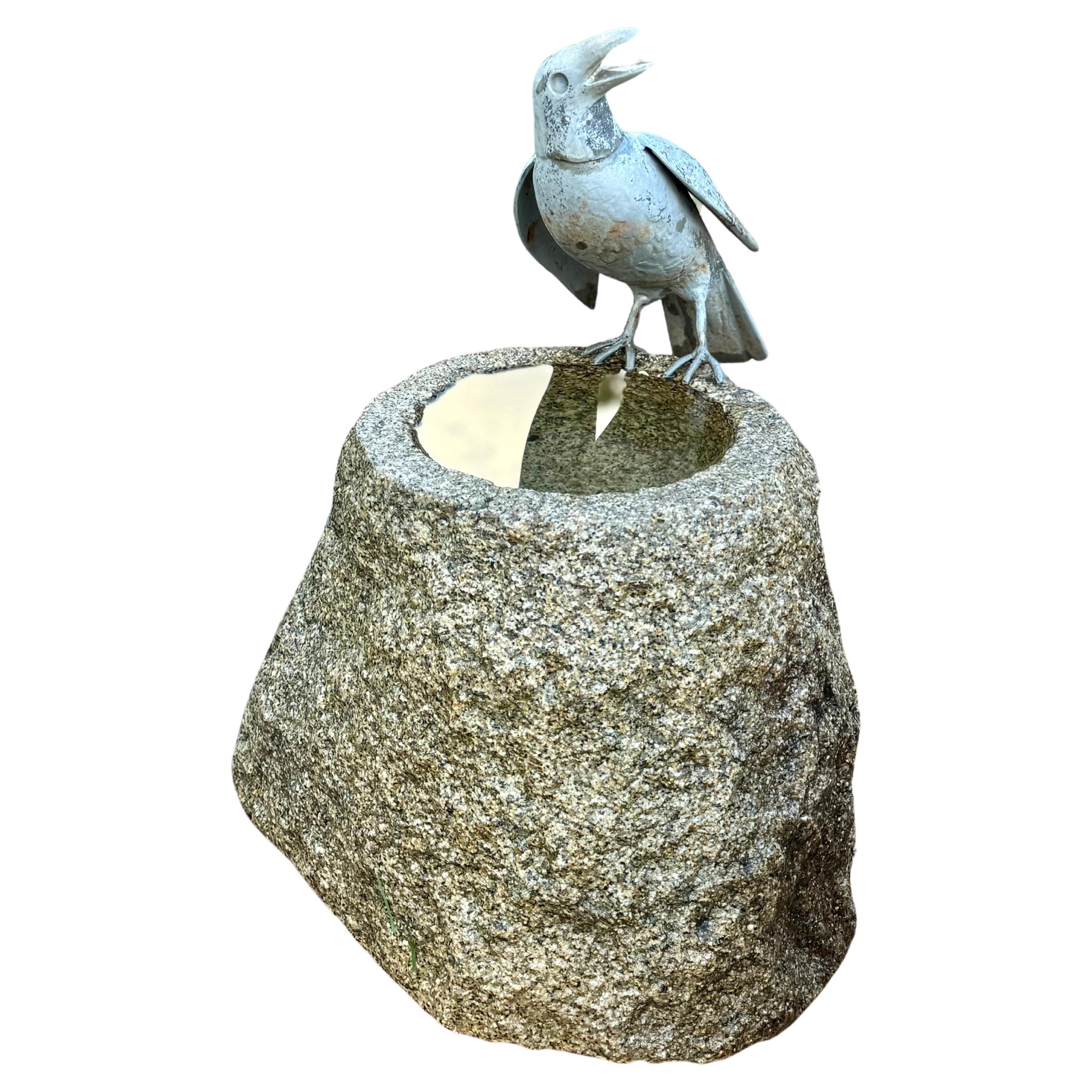 Sculpteur William Conrad Severson des années 1970, sculpture de Crow au plomb et bain d'oiseau en granit en vente