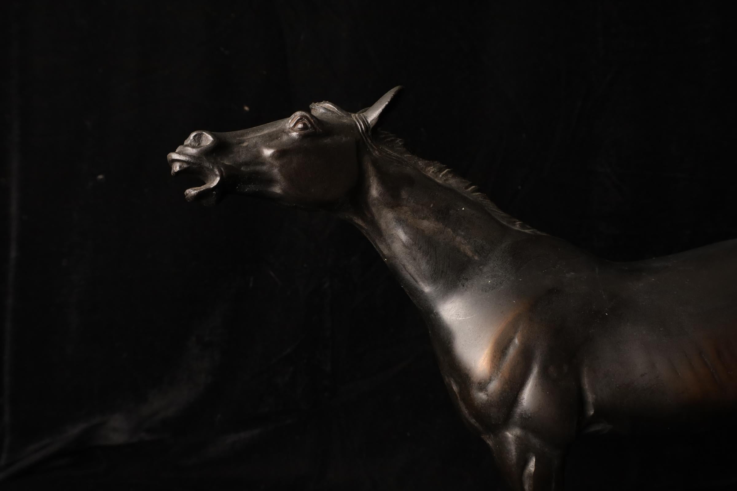 Una refinada escultura de bronce fundido titulada 