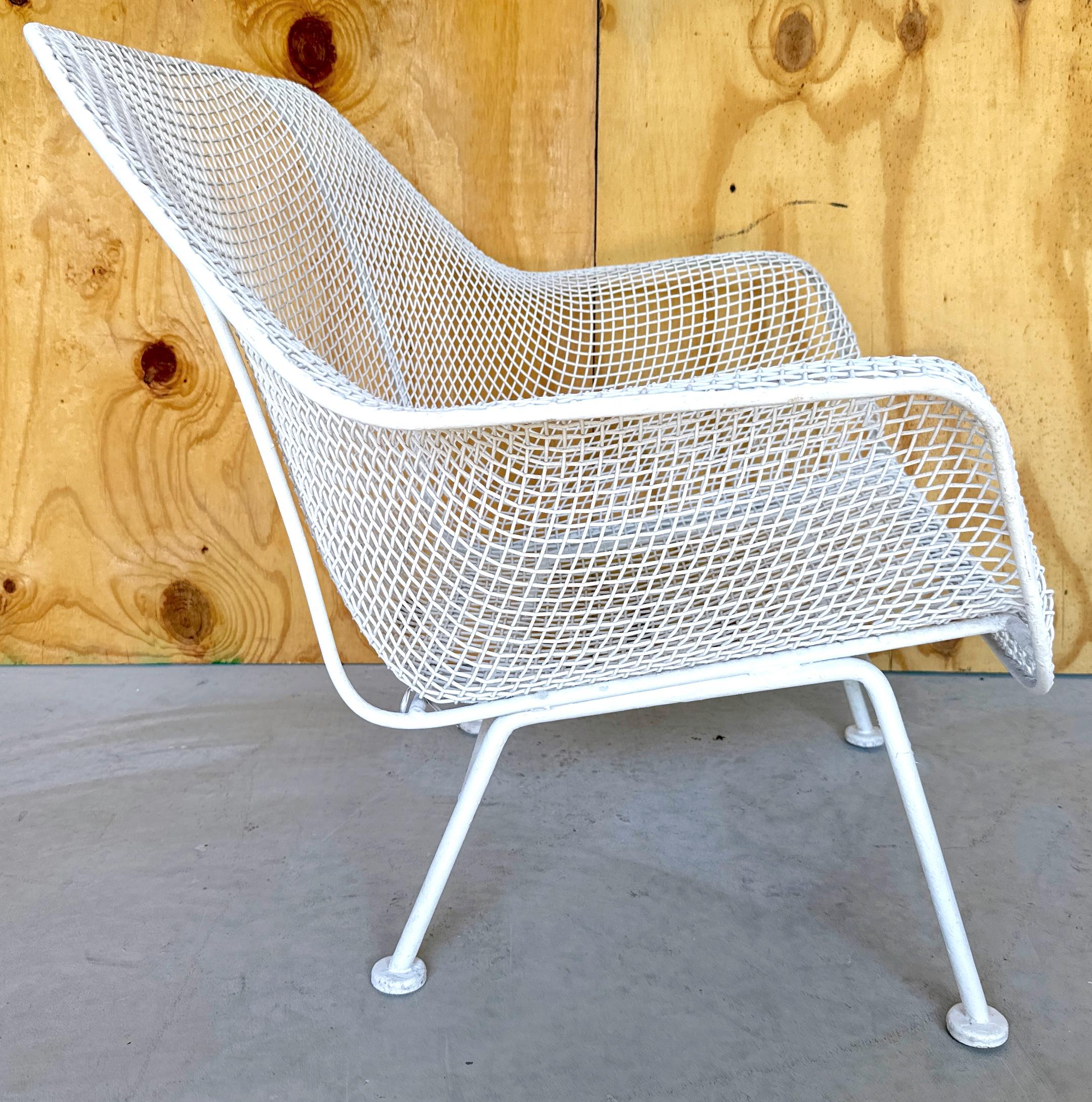 Silla Club grande de hierro forjado Sculptura de Russell Woodard, c. 1950 Pintado en venta