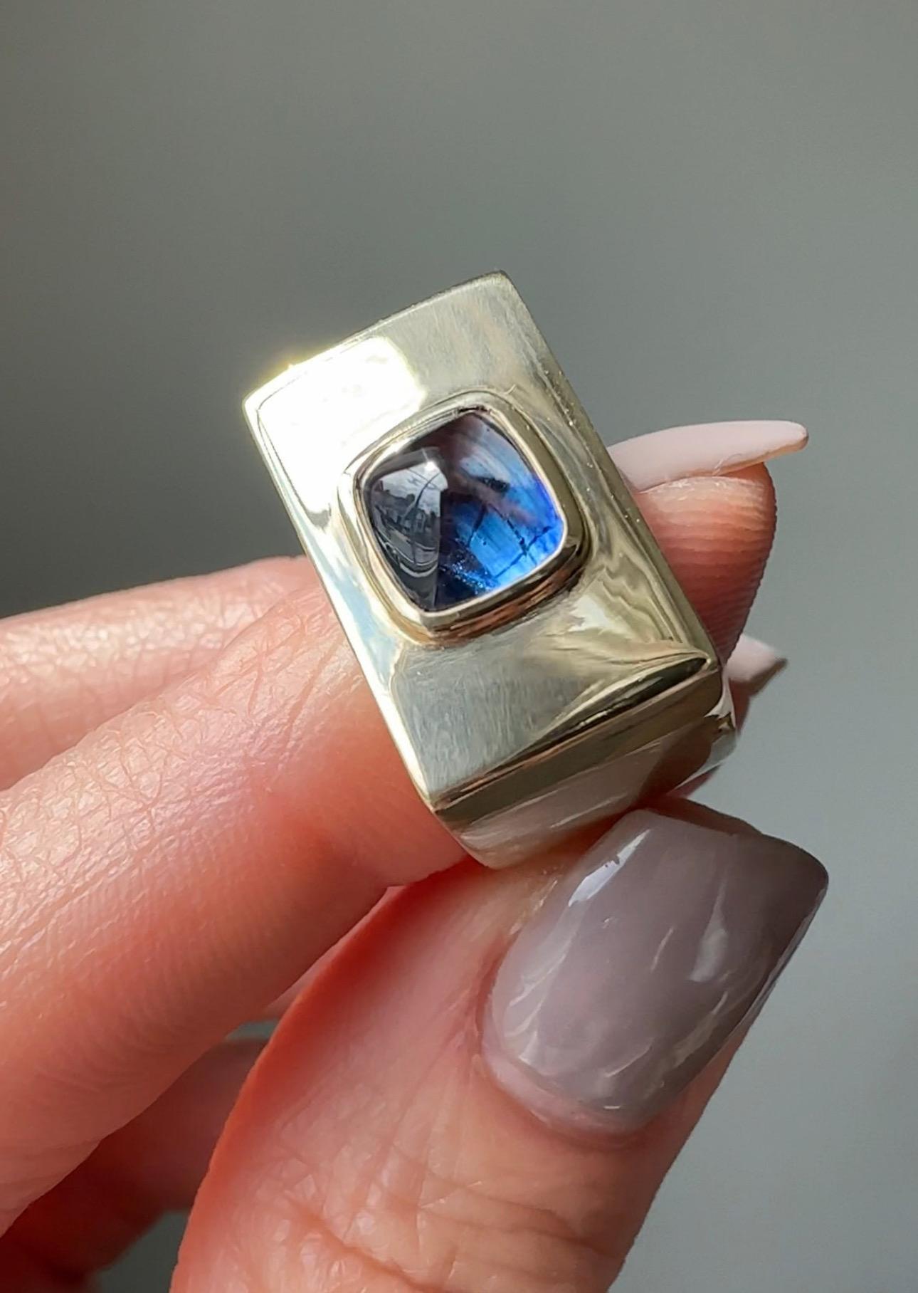 The chicest vintage sugarloaf sapphire ring. A 2.51 carat unheated Ceylon sapphire is set in a massive 21.9 grams of 14 karat  gold. Currently a ring size 5 1/2

 

Measurements: 11.56 x 18.74 mm
