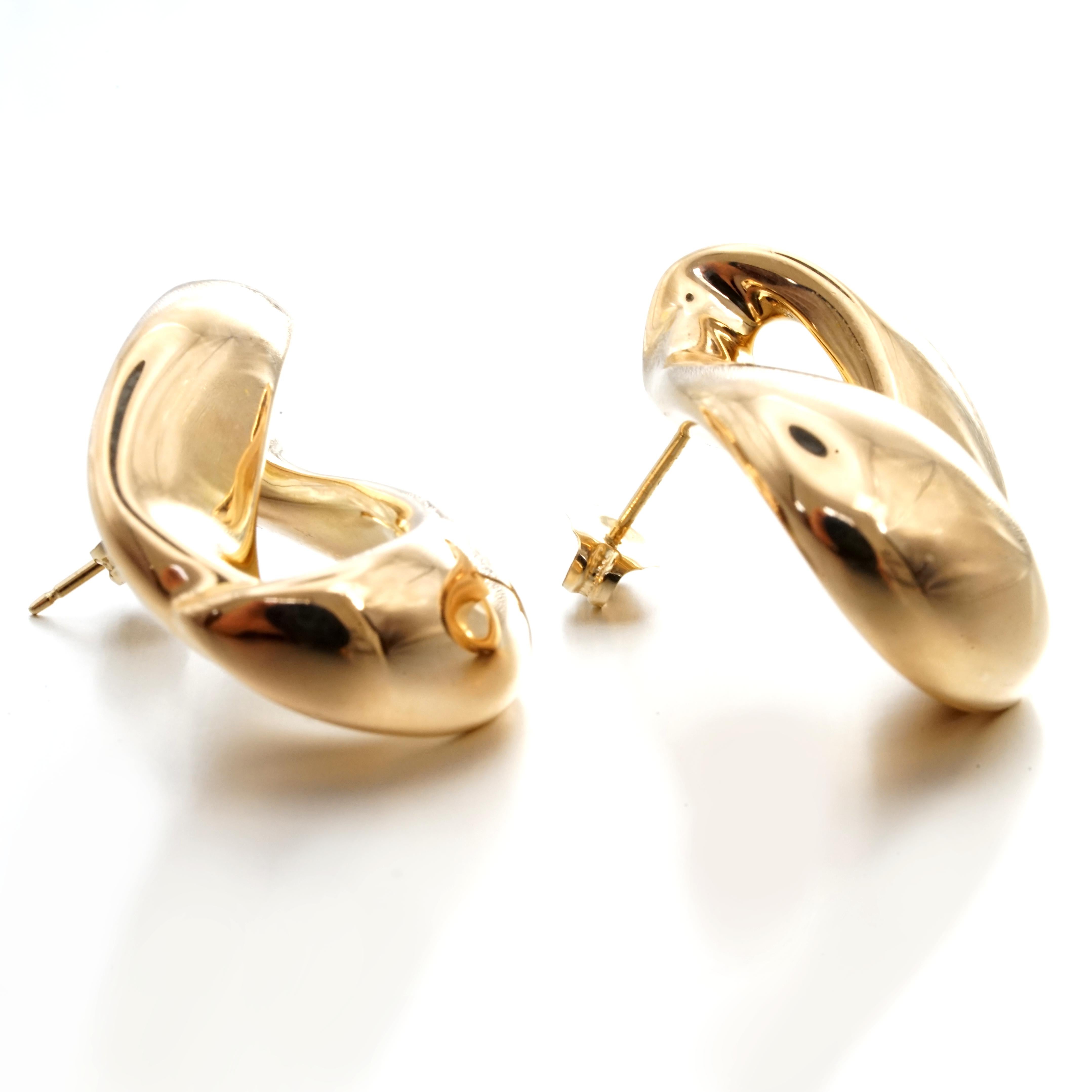 Bold and artistic, these 14K yellow gold earrings redefine the classic hoop with a unique sculptural twist. 

Featuring a fluid and organic shape, they are designed to catch the light beautifully, adding a striking yet elegant touch to any look.