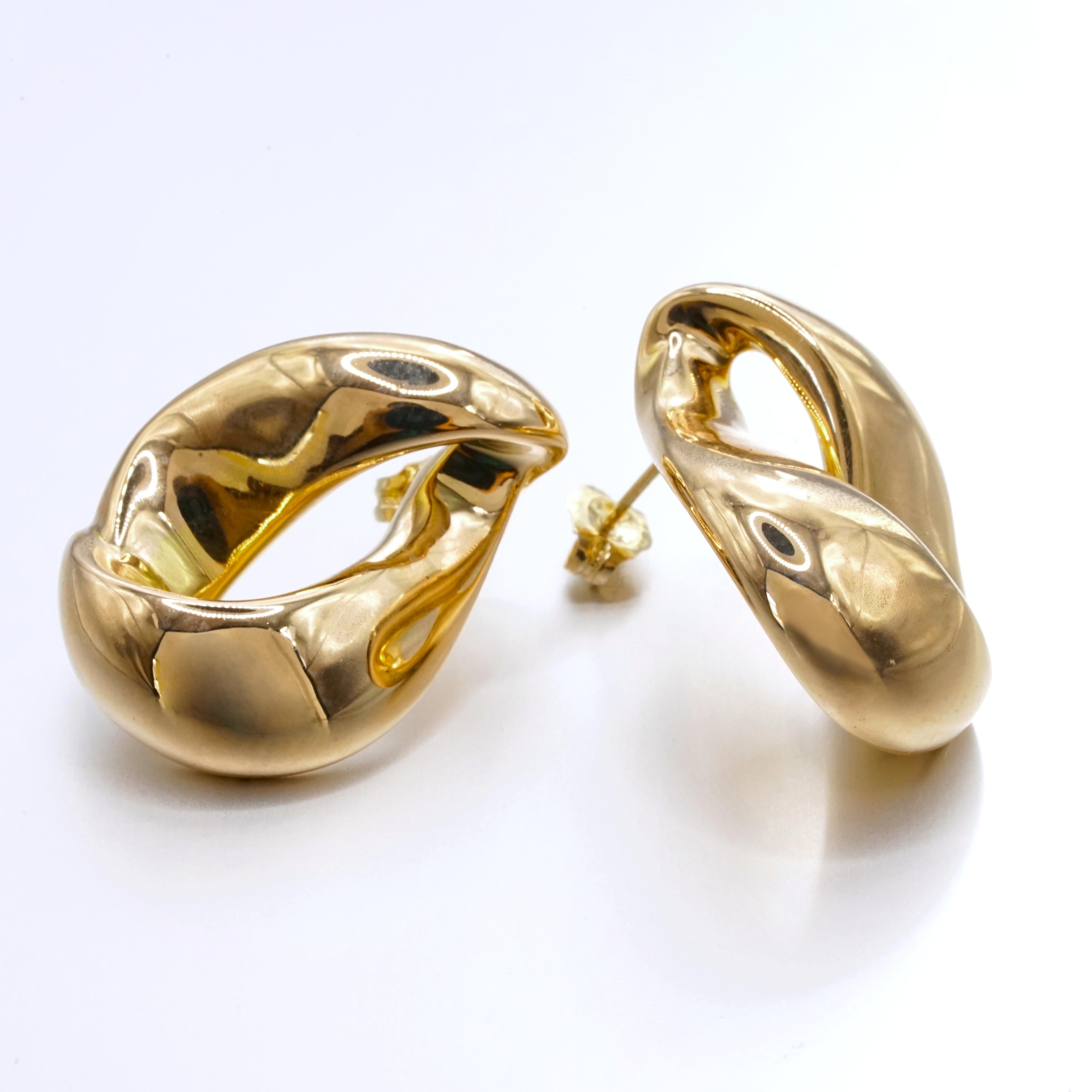 Sculptural 14K Yellow Gold Hoop Earrings In New Condition For Sale In Chicago, IL