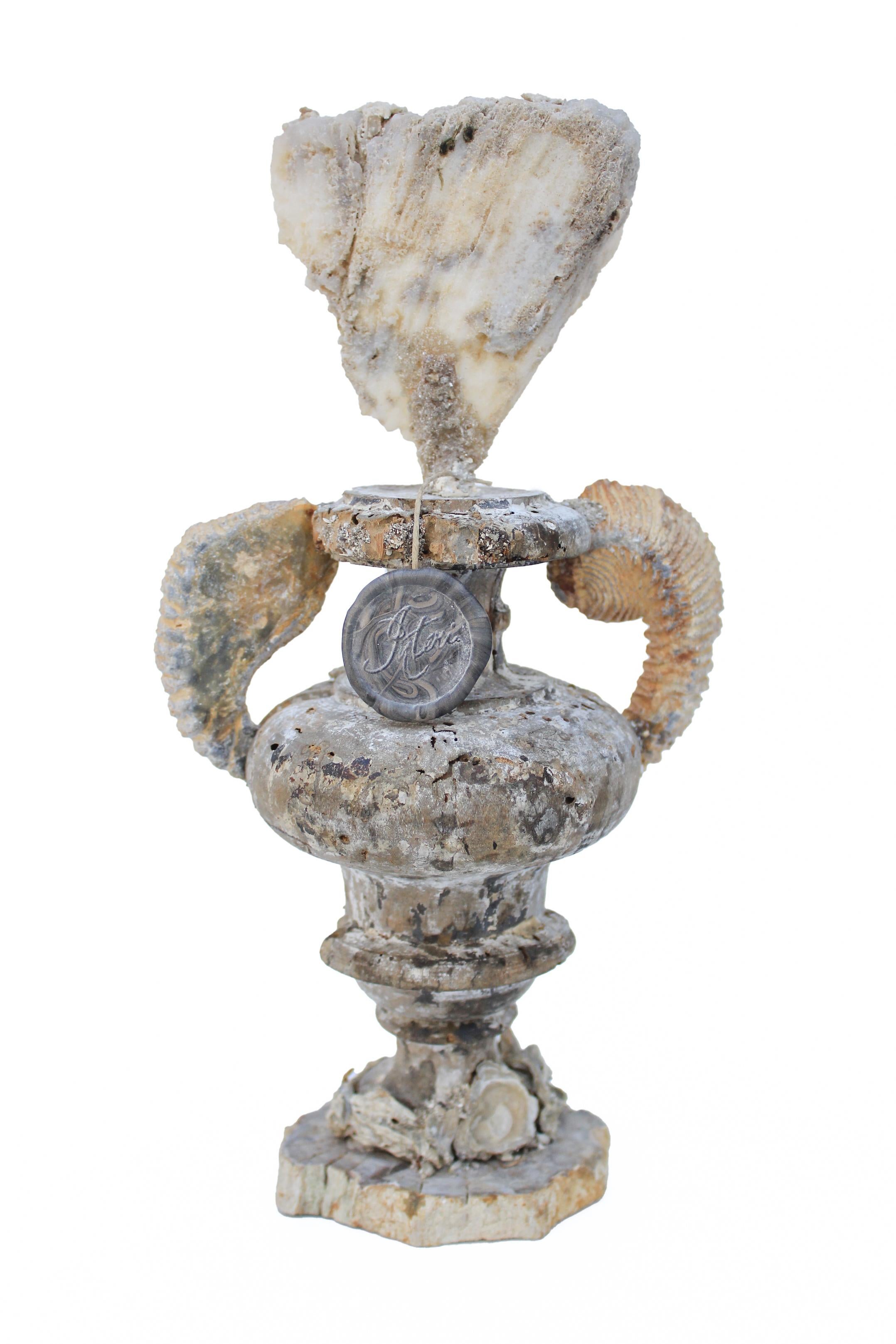 Vase „Florence Fragment“ aus dem 18. Jahrhundert mit Achatkoralle und Austernschalen aus Fossilien im Zustand „Starke Gebrauchsspuren“ im Angebot in Dublin, Dalkey