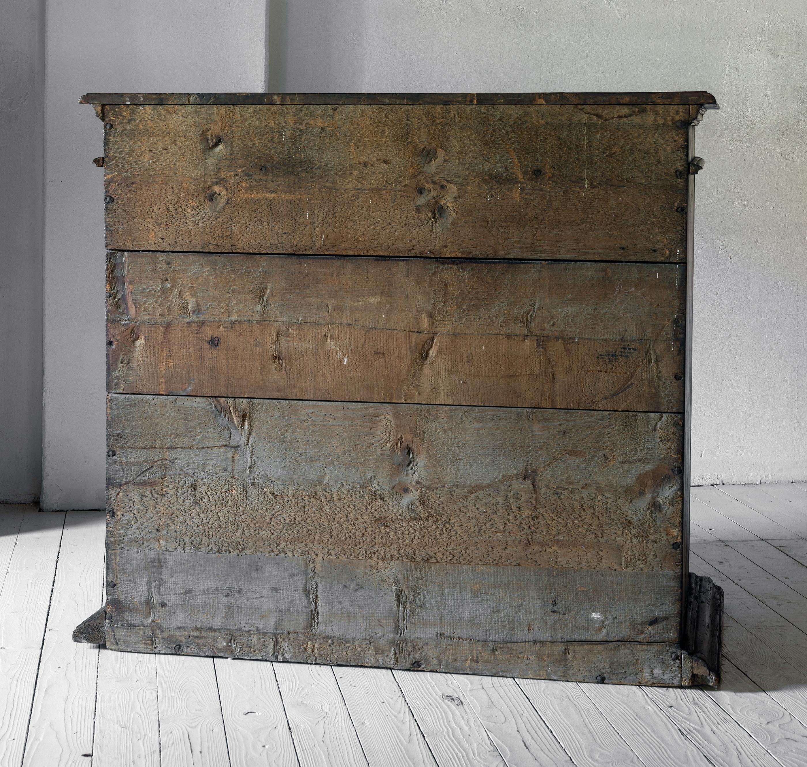 Sculptural 17th century ebonized Italian sideboard For Sale 2