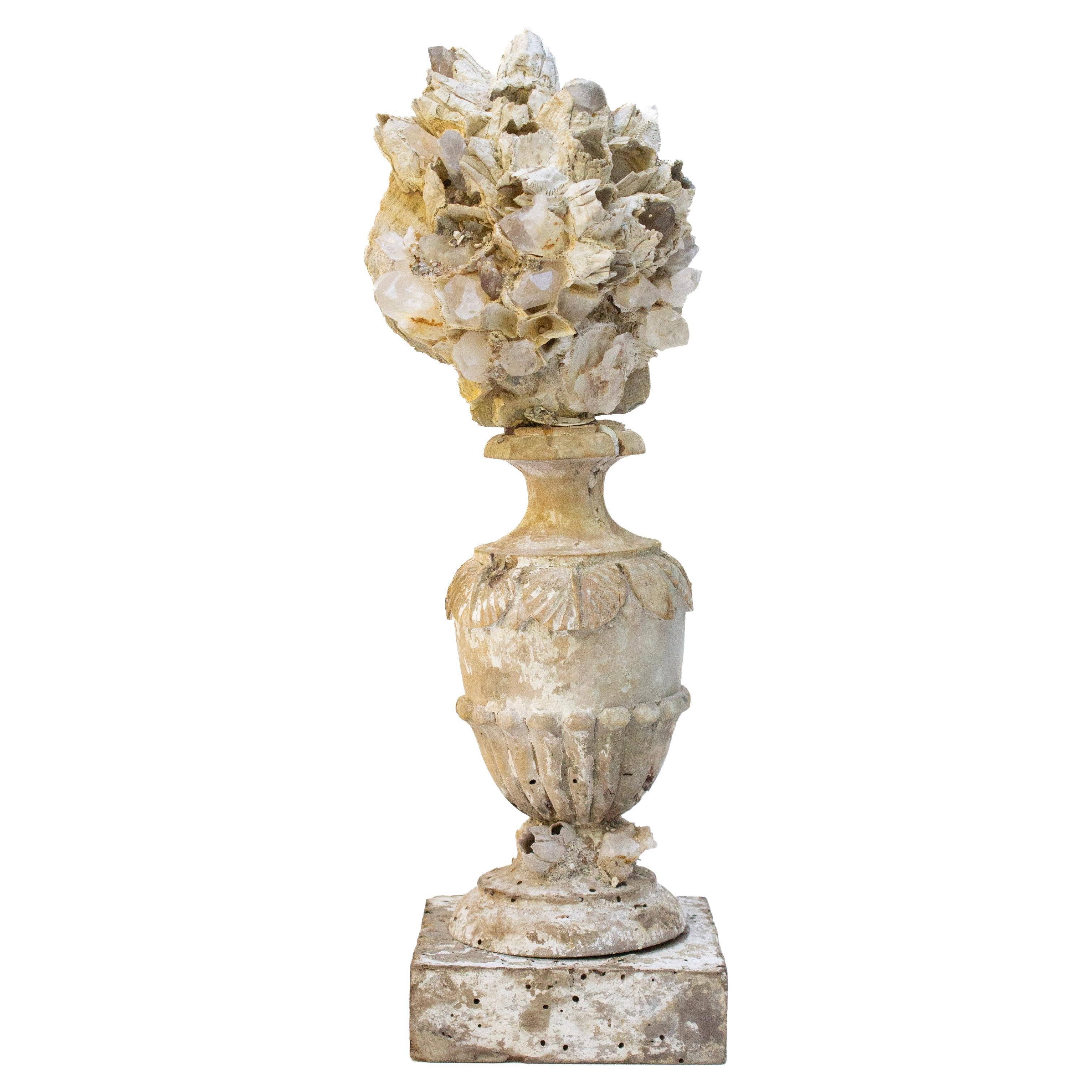 Skulpturales "Florenz-Fragment" aus dem 17. Jahrhundert mit einer fossilen Muschel und Kristallen im Angebot