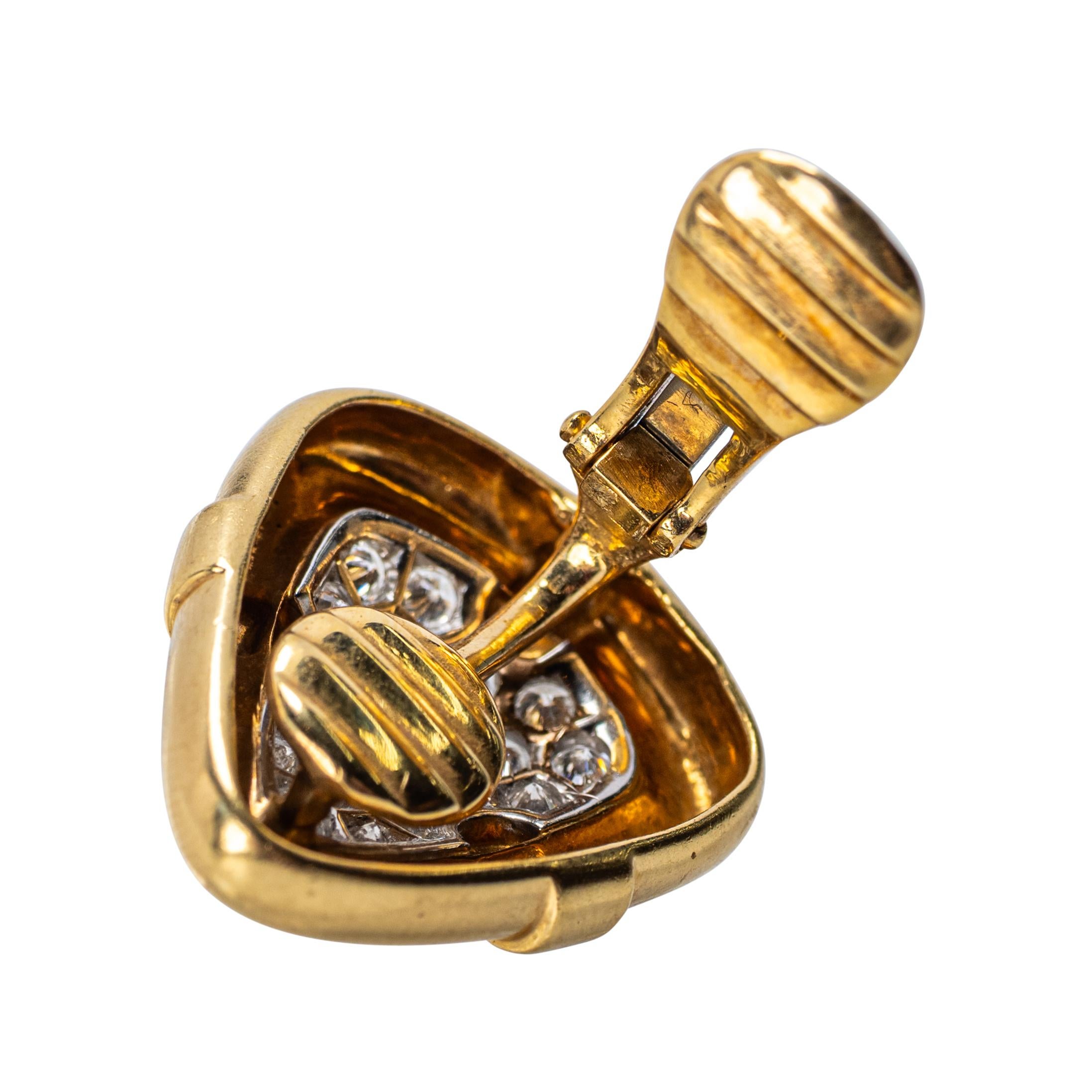 Clips d'oreilles sculpturaux en or jaune 18 carats et pavé de diamants

Élégante et intemporelle, cette paire de clips d'oreilles de fabrication italienne illustre le luxe raffiné du design de la fin du XXe siècle. Fabriqué en or jaune 18 carats