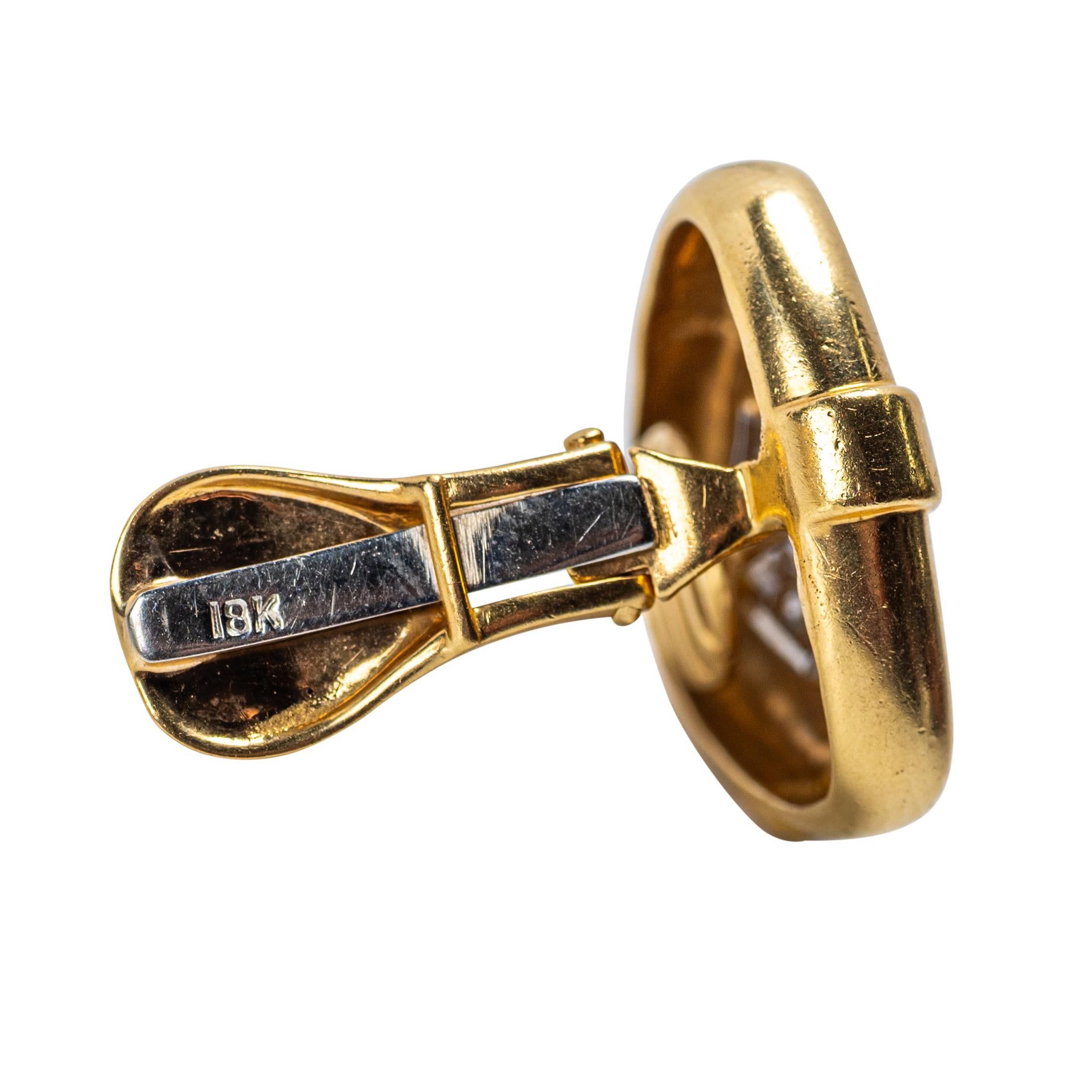 Taille ronde Clips d'oreilles sculpturaux en or jaune 18 carats et pavé de diamants en vente