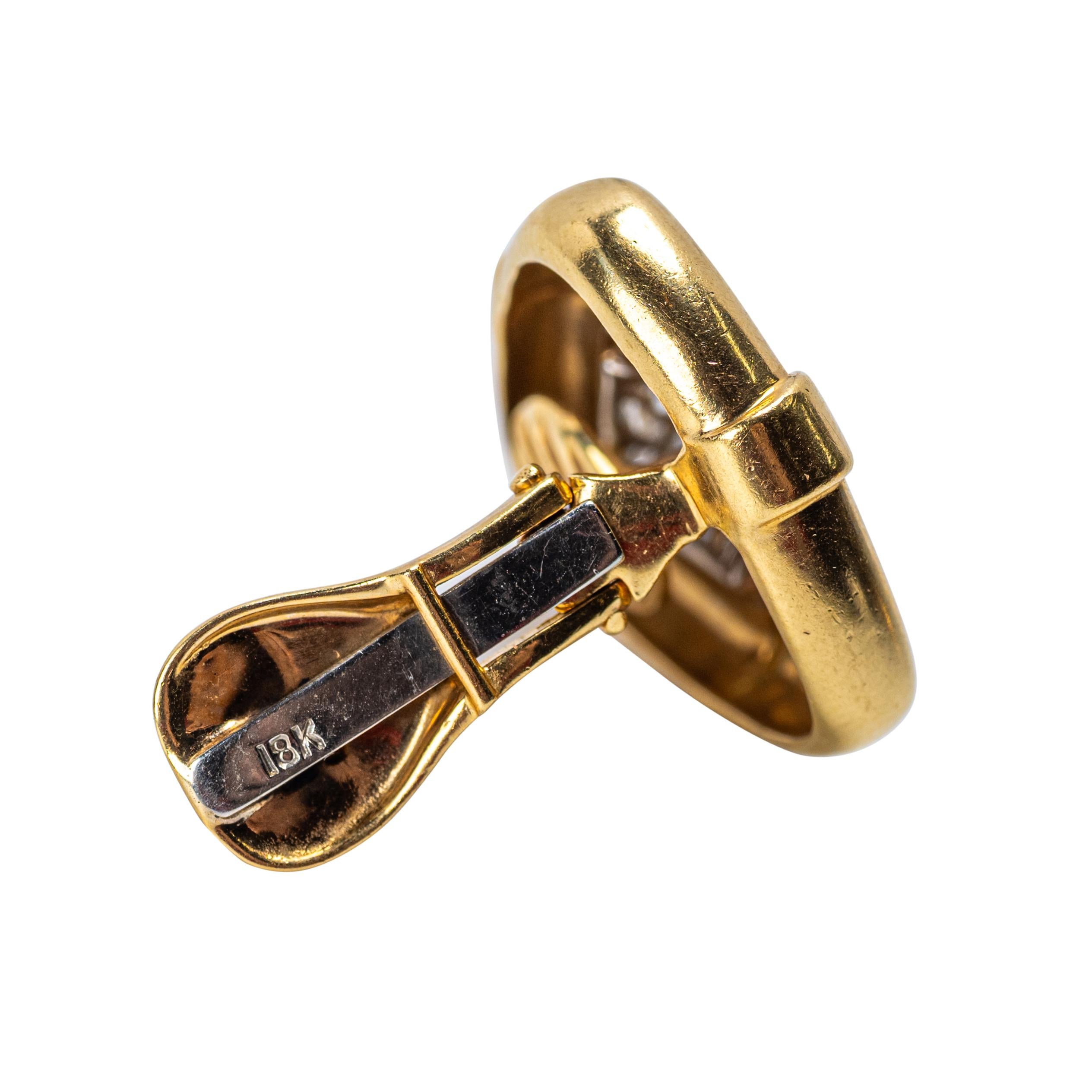 Clips d'oreilles sculpturaux en or jaune 18 carats et pavé de diamants Bon état - En vente à Palm Beach, FL