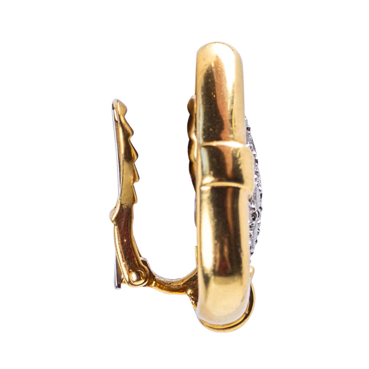 Clips d'oreilles sculpturaux en or jaune 18 carats et pavé de diamants Unisexe en vente