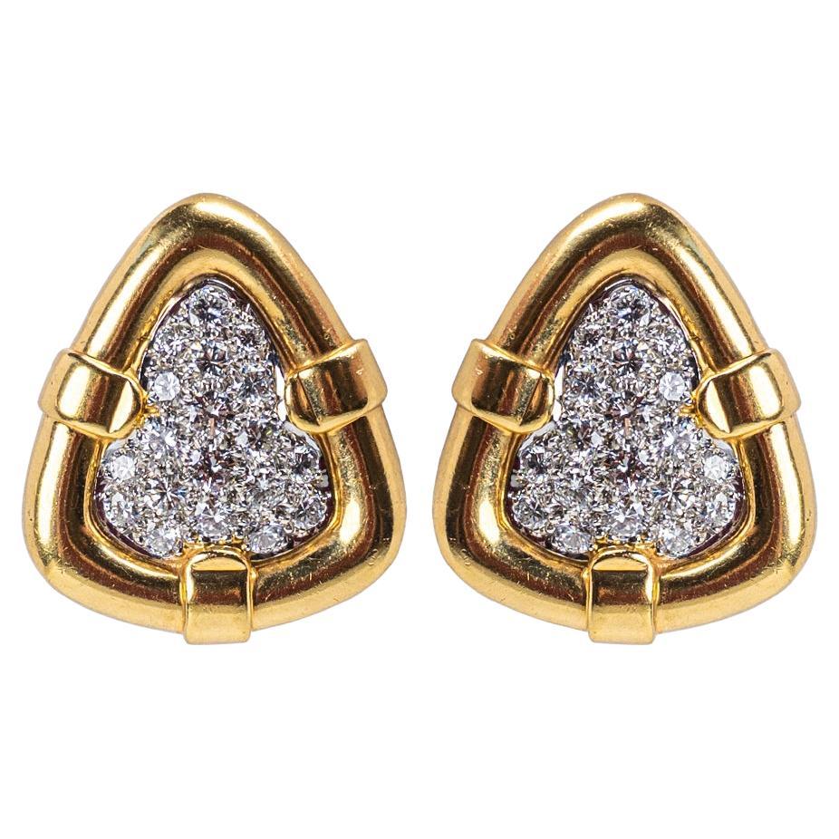 Clips d'oreilles sculpturaux en or jaune 18 carats et pavé de diamants en vente