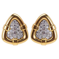 Clips d'oreilles sculpturaux en or jaune 18 carats et pavé de diamants