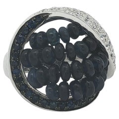 Anello da cocktail scultoreo in oro bianco 18K con perle di zaffiro blu e accenti di pavé