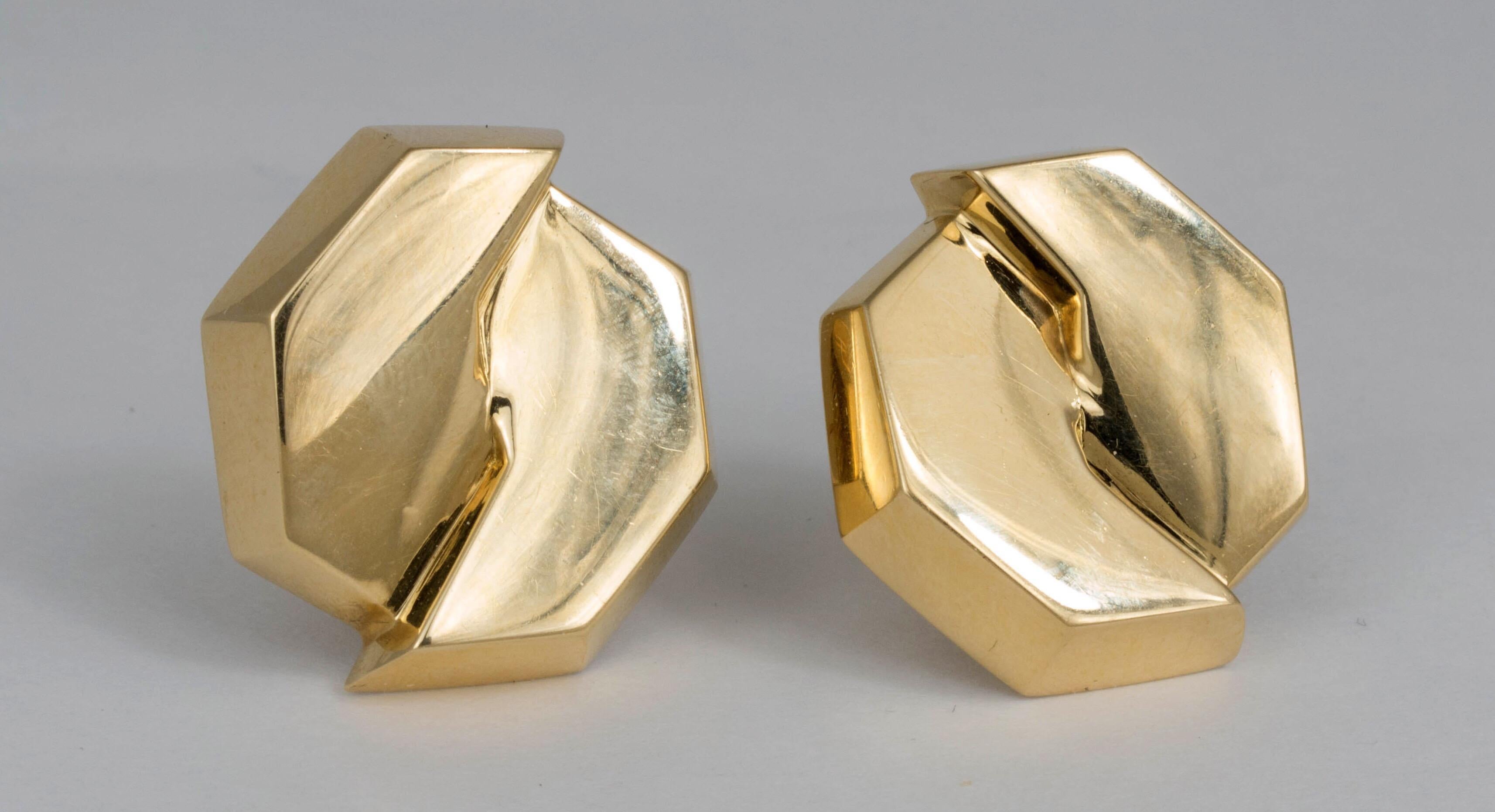 A pair of striking geometric yellow gold earrings. Modern bold, sculptural, elegant and very easy to wear pair of earrings. The yellow gold bright with a high polish.

Post with clip back.

18k gold. Weight 27.7 grams. Measured 1.2' x 1.1' X .5'D.