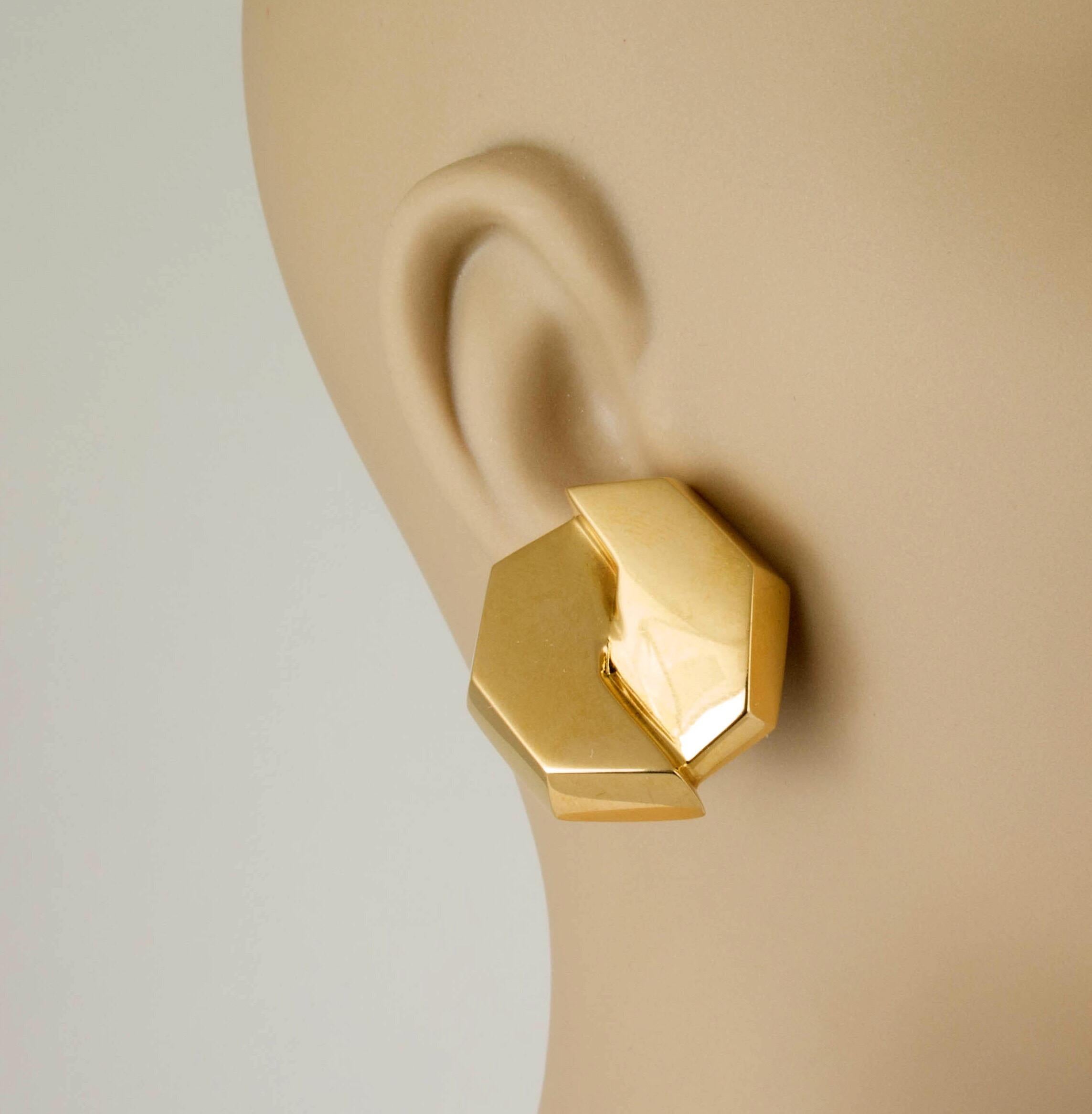 Boucles d'oreilles sculpturales en or jaune 18 carats Pour femmes en vente