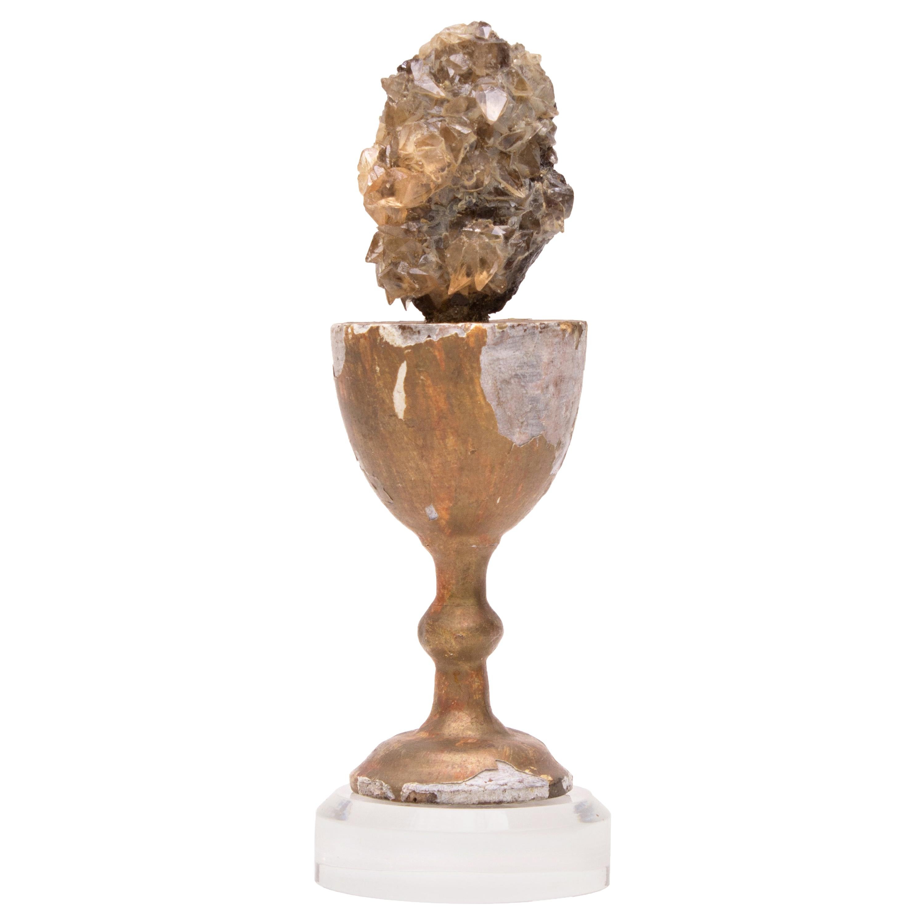 Calice scultoreo del XVIII secolo con cristalli di calcite in sfalerite su lucite in vendita