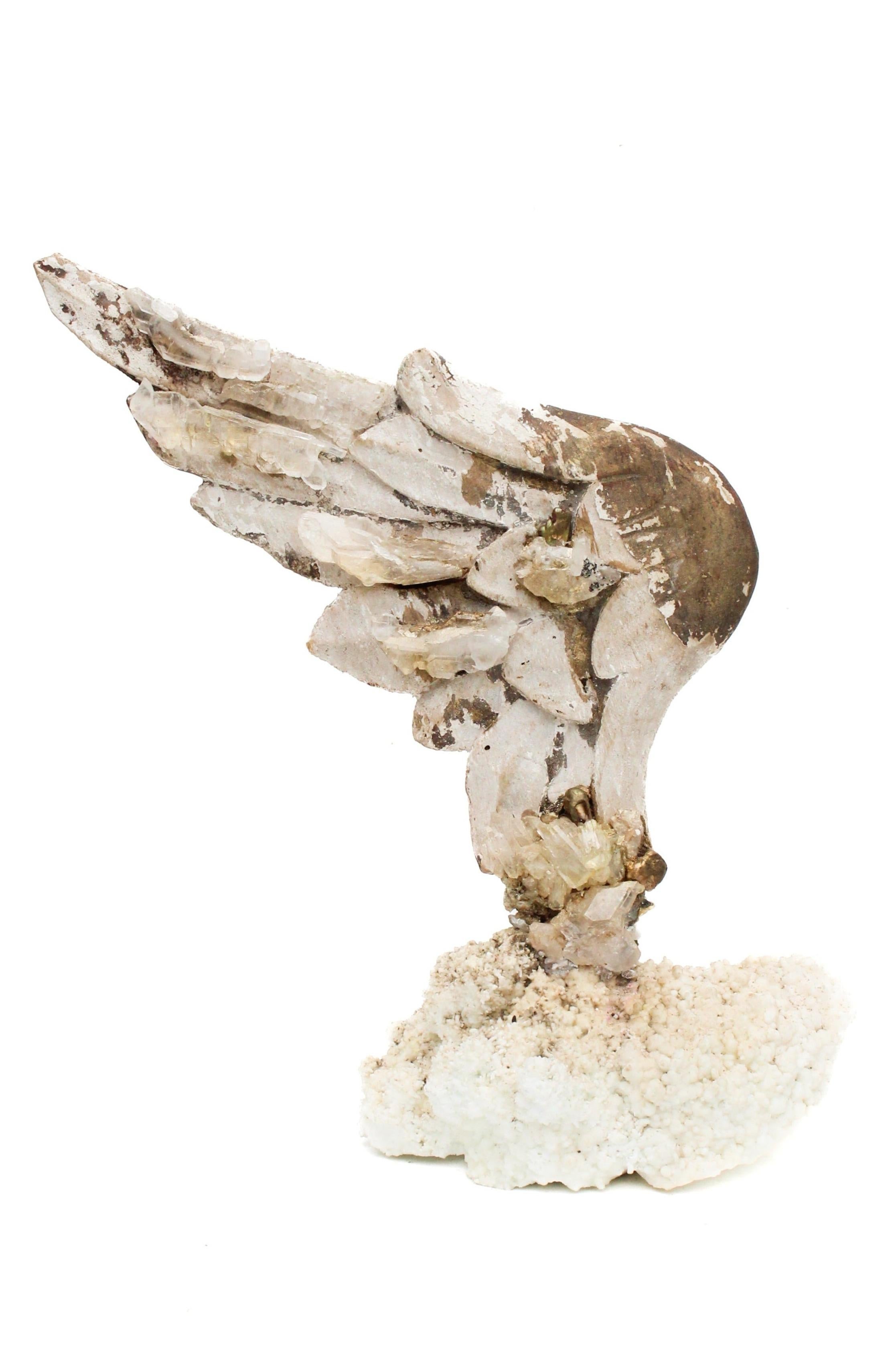 Sculpturale aile d'ange italienne du XVIIIe siècle sculptée à la main, montée sur aragonite blanche et ornée de cristaux faden, de quartz de cristal et de perles baroques. L'aile d'ange sculptée à la main faisait autrefois partie d'une