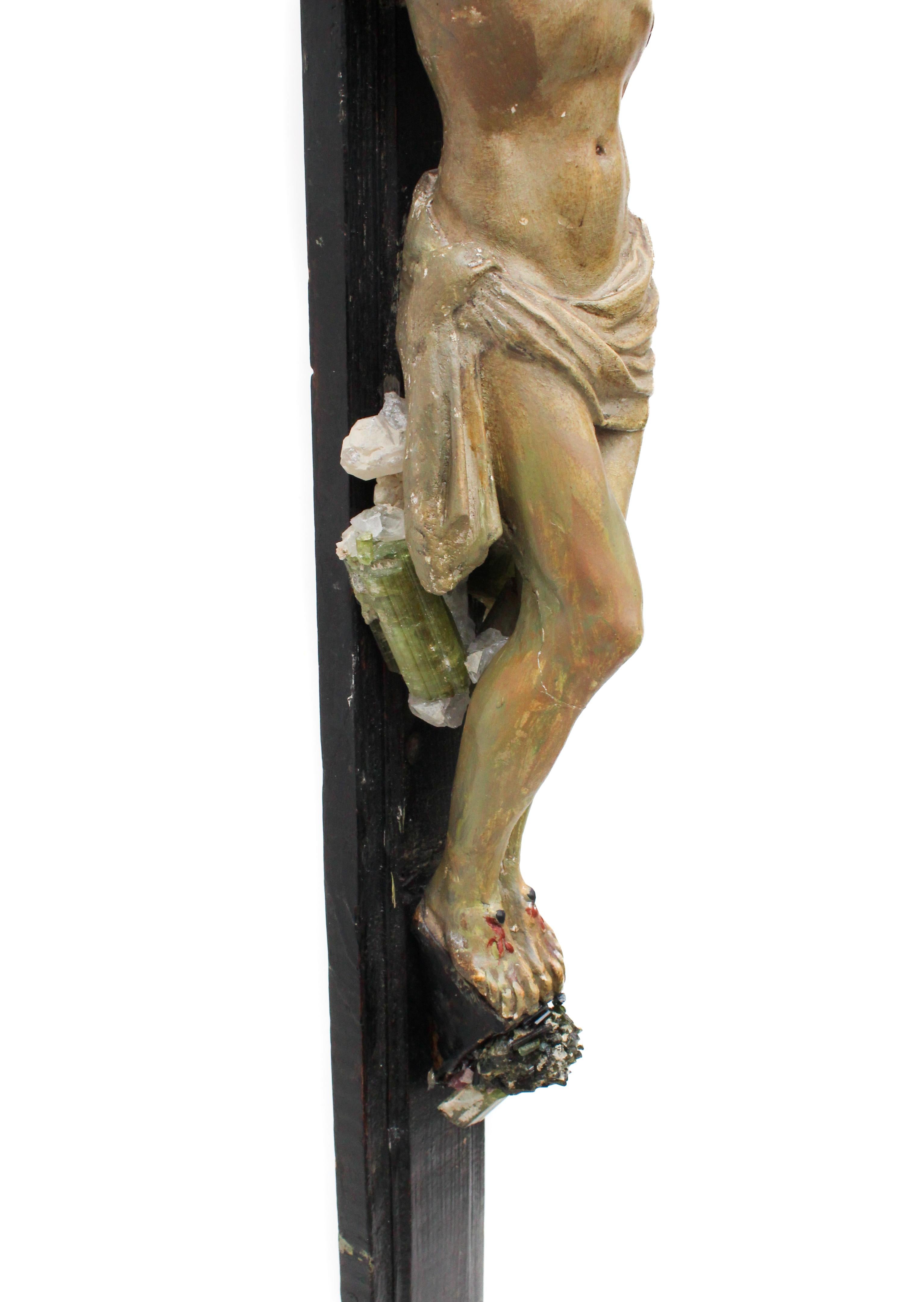 Skulpturales italienisches schwarzes Kruzifix aus dem 18. Jahrhundert mit Turmalin in Matrix, Skulptur im Zustand „Gut“ im Angebot in Dublin, Dalkey