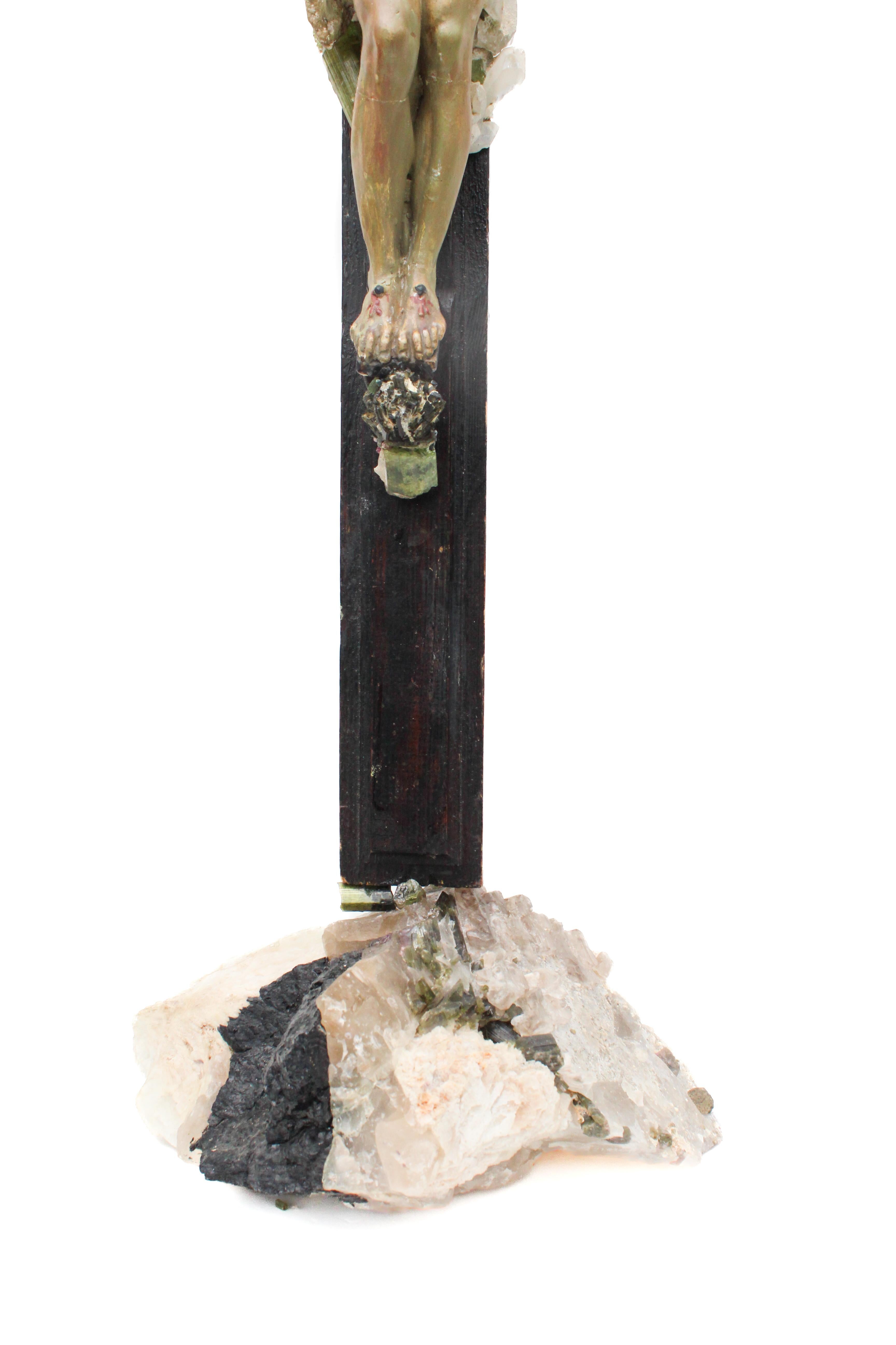 Cristal de roche Crucifix sculptural italien du XVIIIe siècle avec tourmaline en matrice en vente