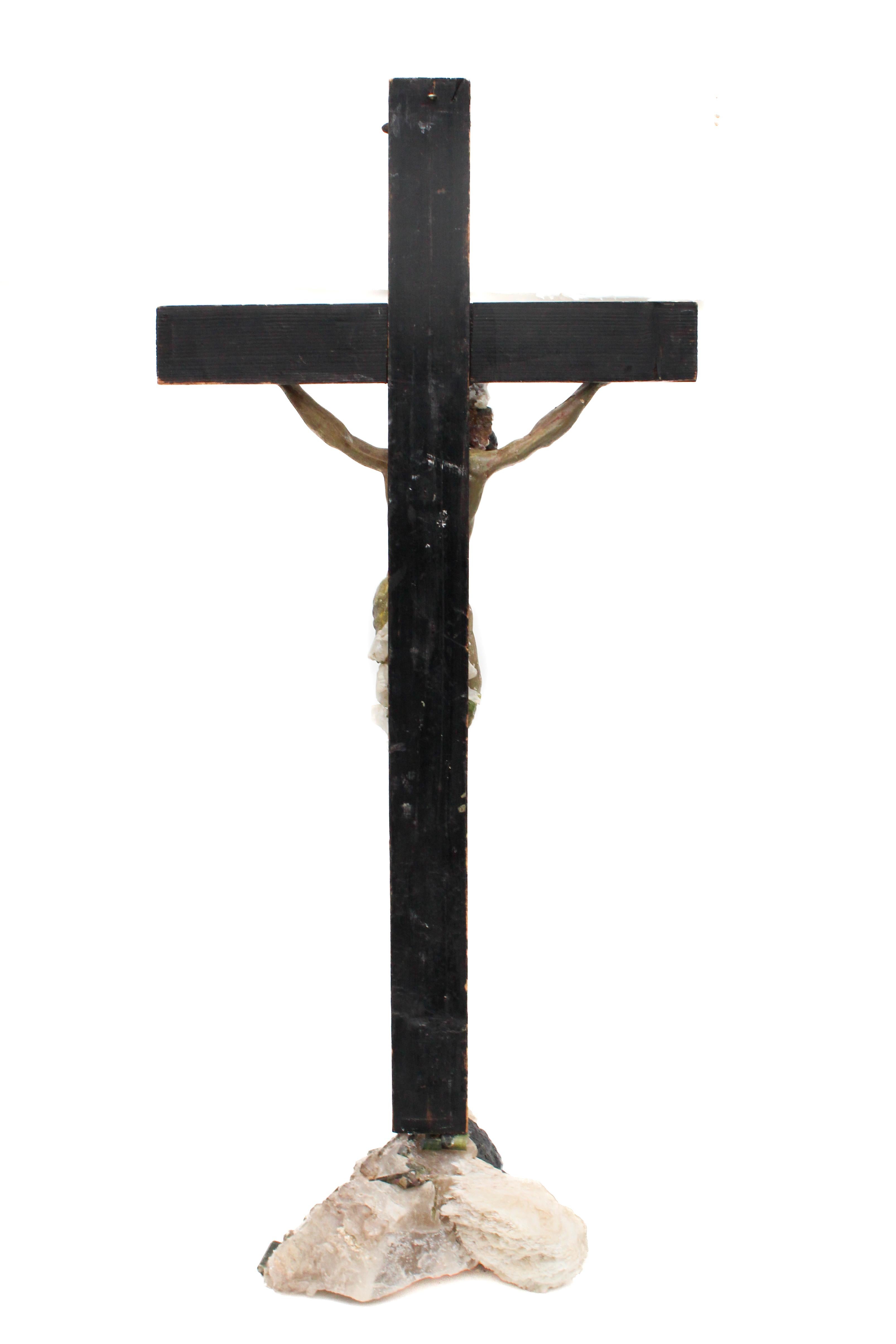 Crucifix sculptural italien du XVIIIe siècle avec tourmaline en matrice en vente 1