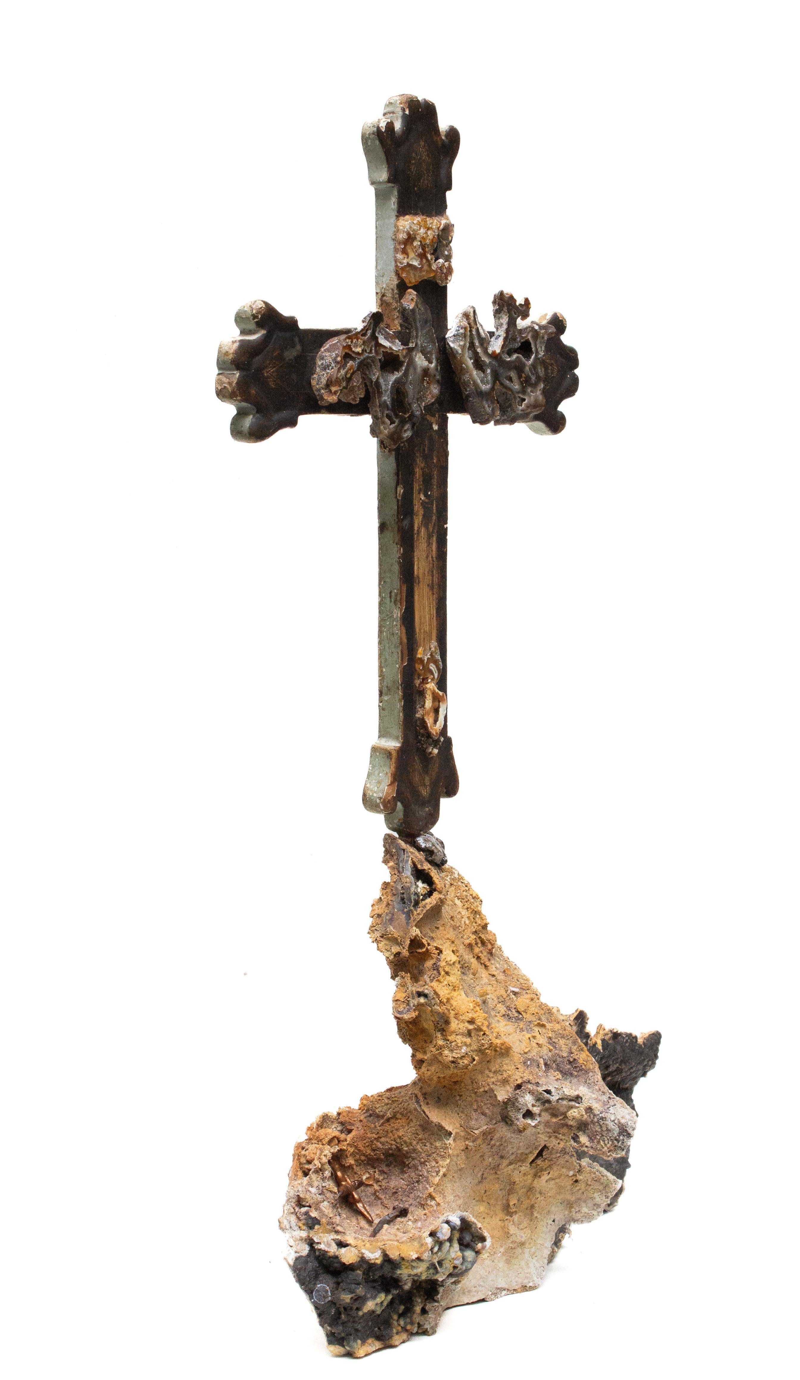 Cruz italiana del siglo XVIII con coral ágata fósil y montada sobre coral fósil Cristal de roca en venta