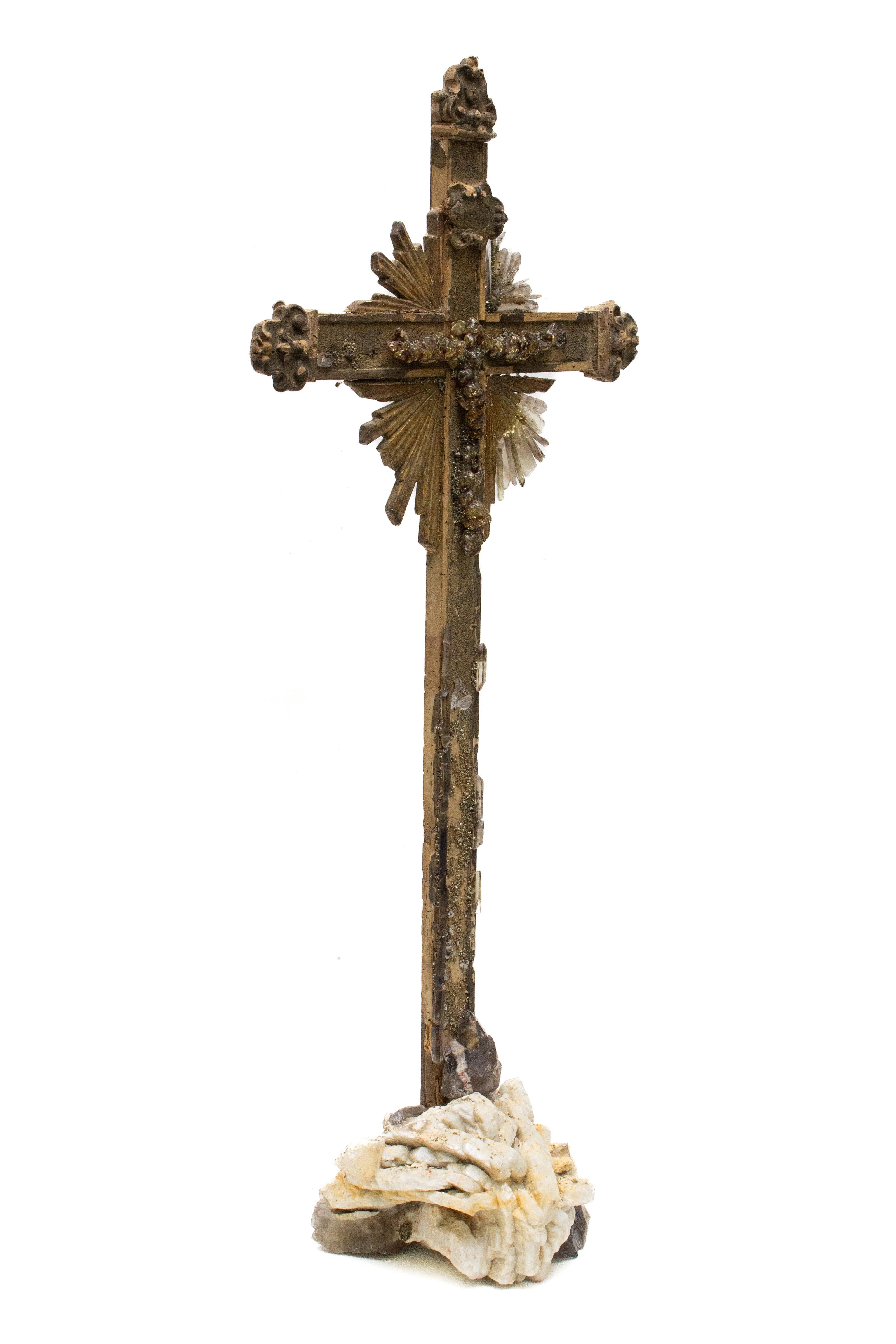 Cruz escultórica italiana del siglo XVIII con cristales de cuarzo ahumado y pirita siglo XVIII y antes en venta