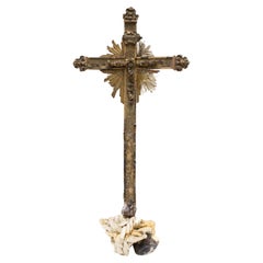 Skulpturales italienisches Kreuz aus dem 18. Jahrhundert mit Rauchquarzkristallen und Pyrit