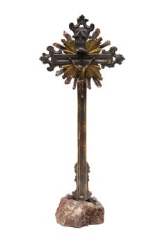 Crocifisso scultoreo italiano del XVIII secolo montato su diaspro con punte di cristallo
