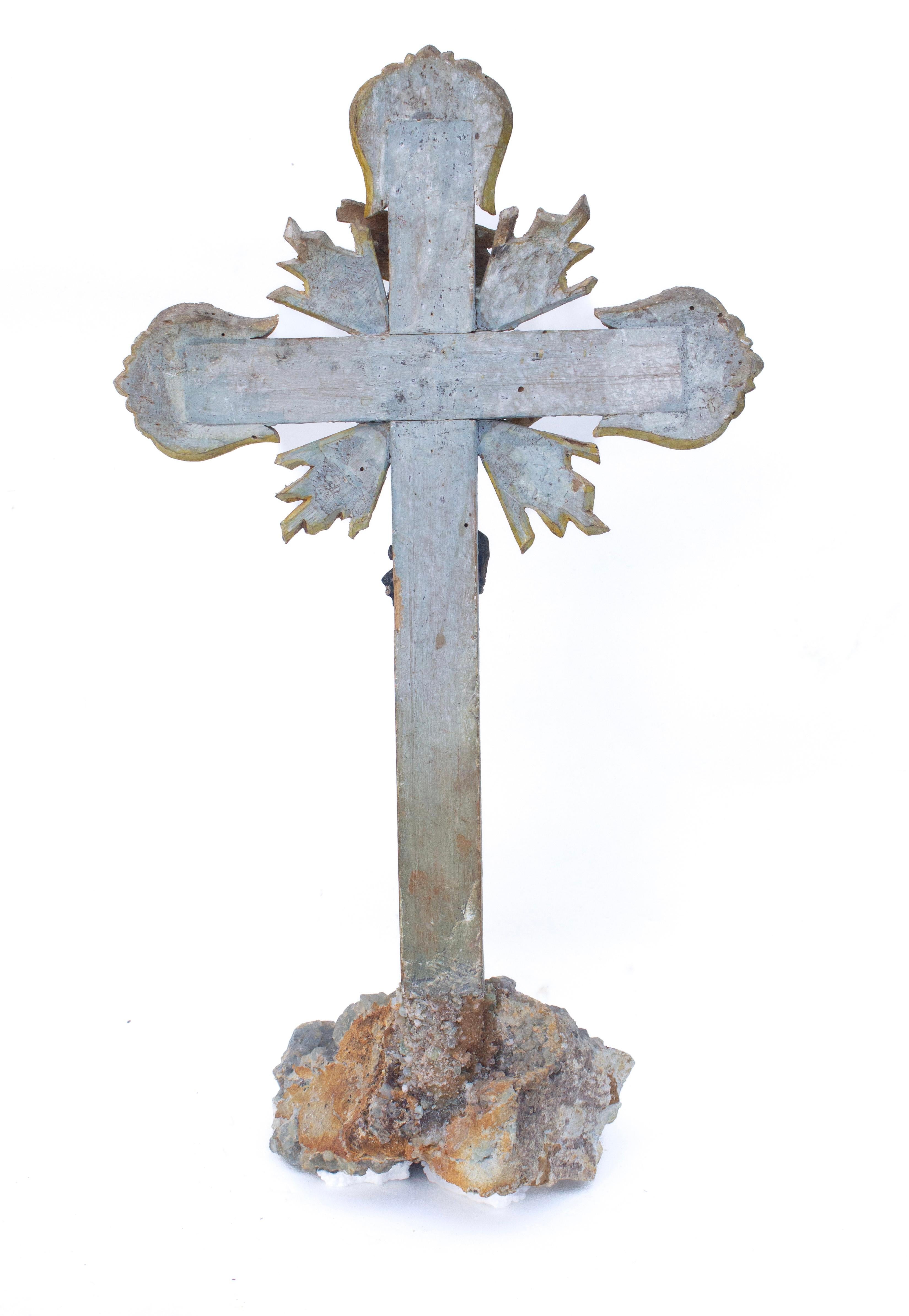Skulpturales italienisches Kruzifix aus dem 18. Jahrhundert mit Aquamarin und Fluorit (18. Jahrhundert und früher)