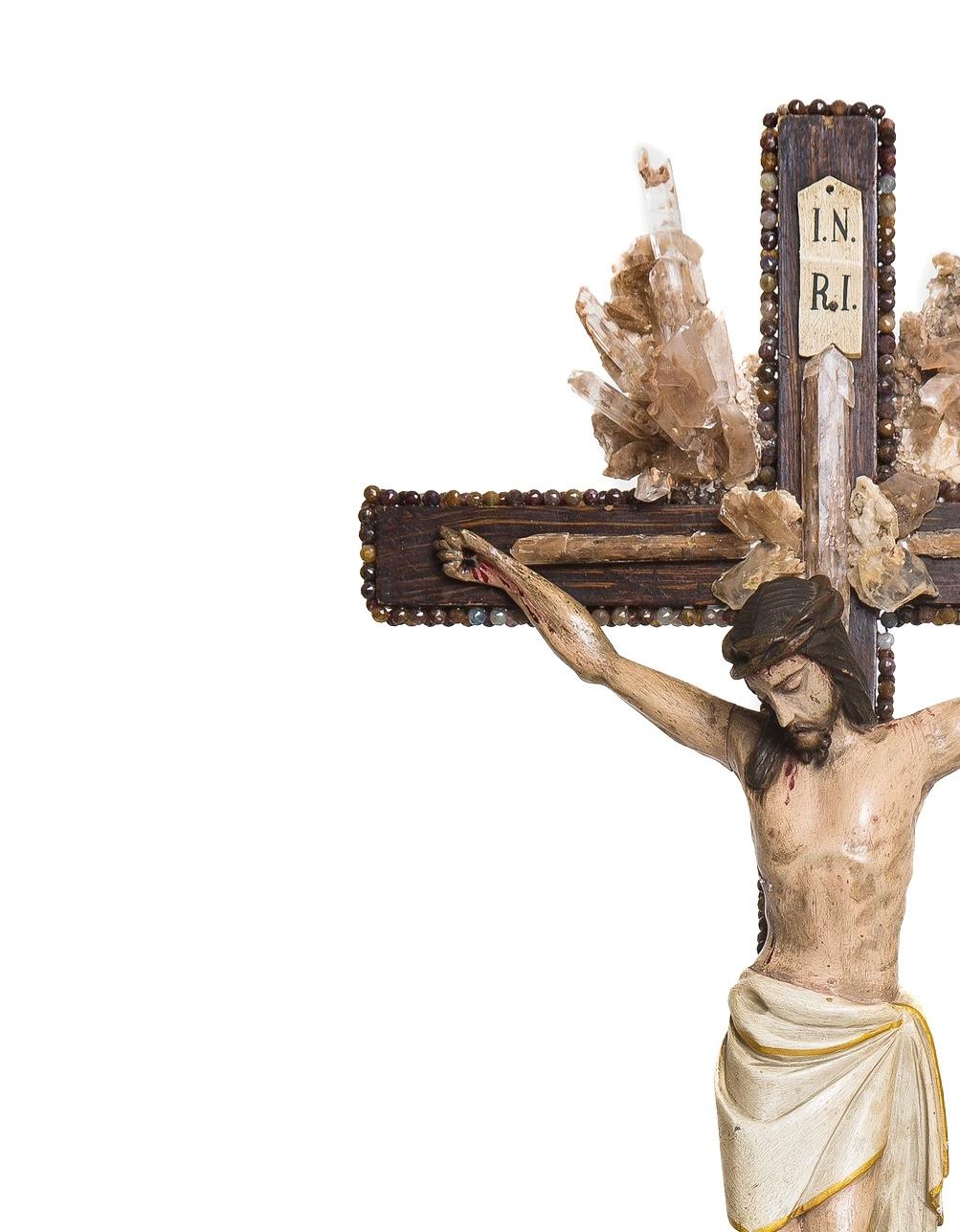 Crucifix italien sculptural du XVIIIe siècle avec rayons de soleil en sélénite et apophyllite Bon état - En vente à Dublin, Dalkey