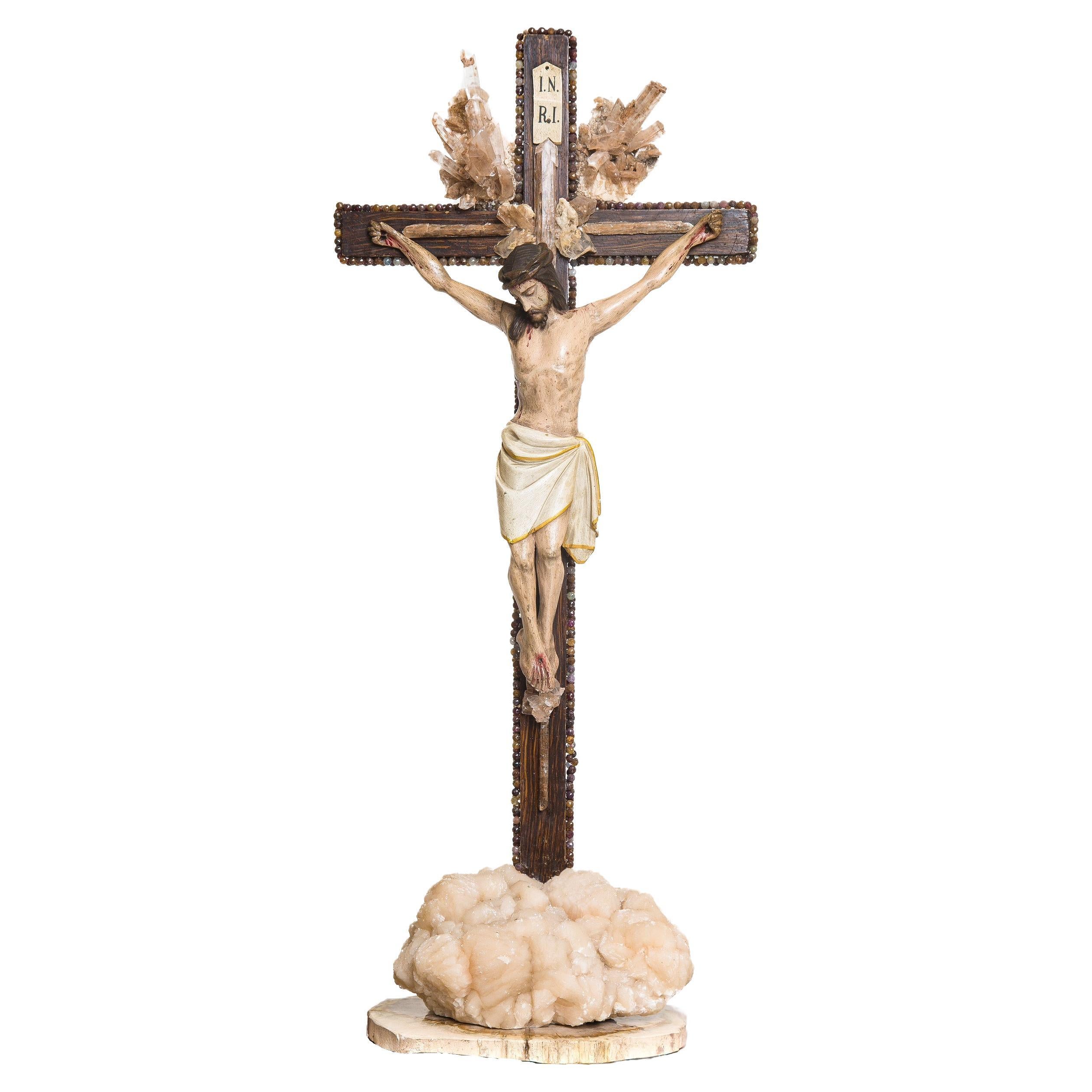 Crucifijo escultórico italiano del siglo XVIII con rayos de sol de selenita y apofilita en venta