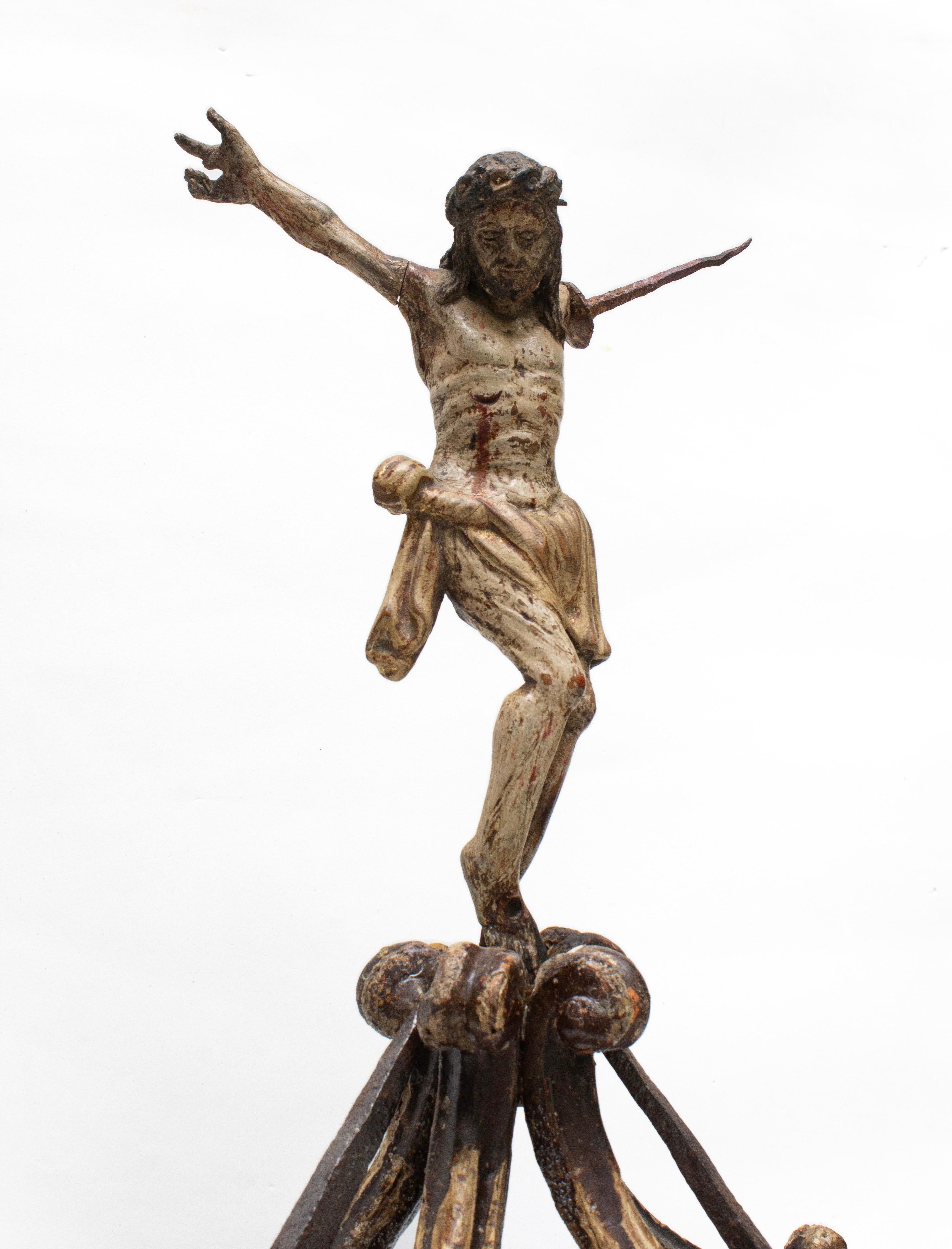 Figura escultórica italiana del siglo XVIII de Cristo sobre fragmento de corona italiana Rococó en venta