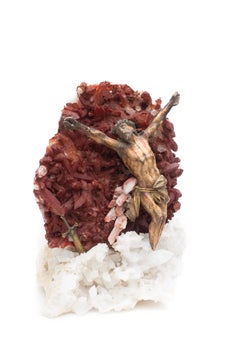 Sculpturale figure du Christ du 18ème siècle sur quartz de cristal rouge et blanc