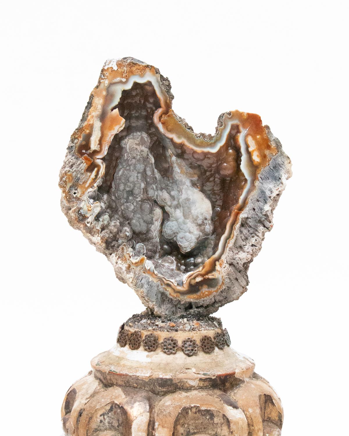 Base escultórica de fragmento italiano del siglo XVIII con coral agatizado sobre ágata Rococó en venta