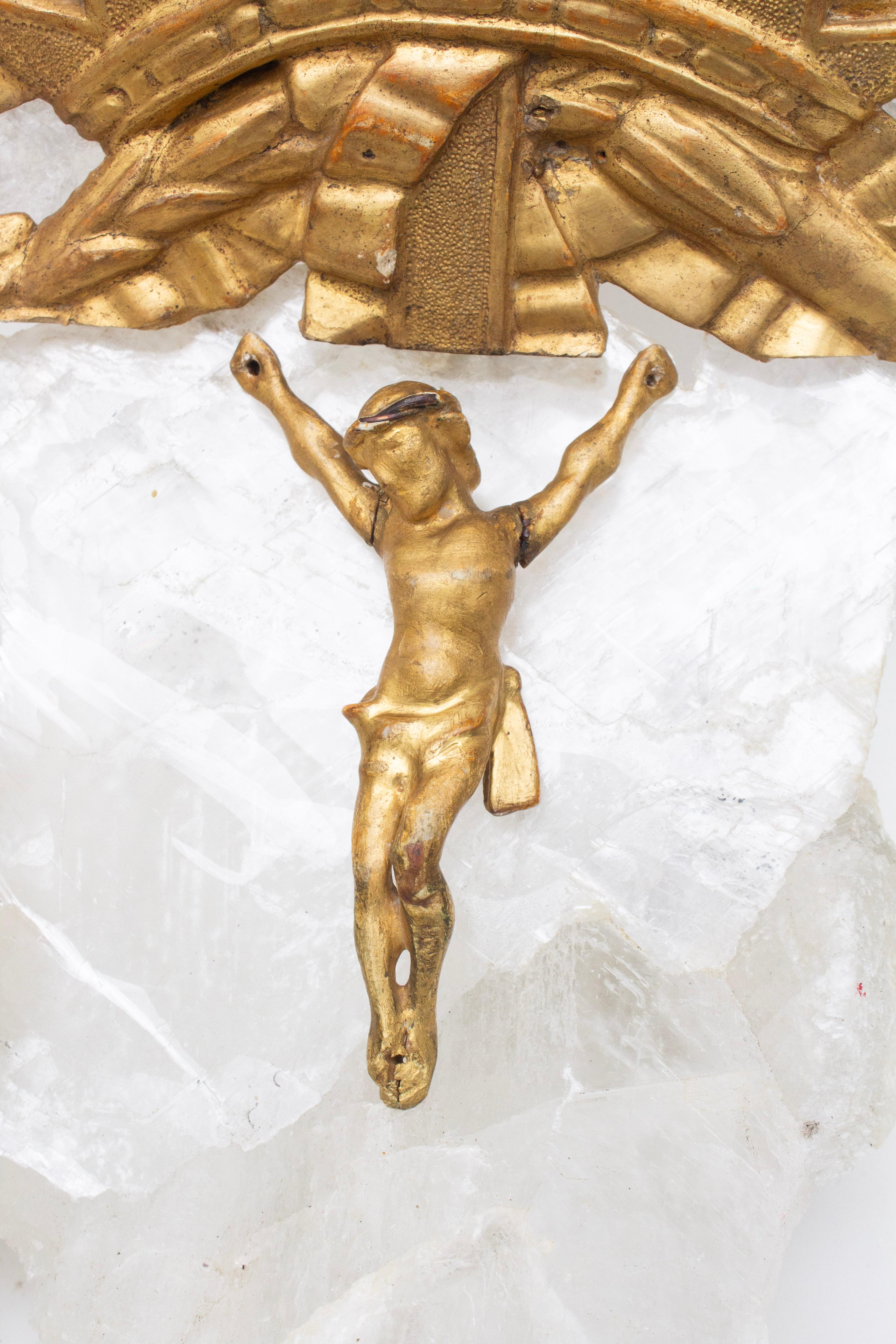 Italiano Sculptural 18th Century Italian Gilded Angel and Sunrays on Selenite Crystal in vendita