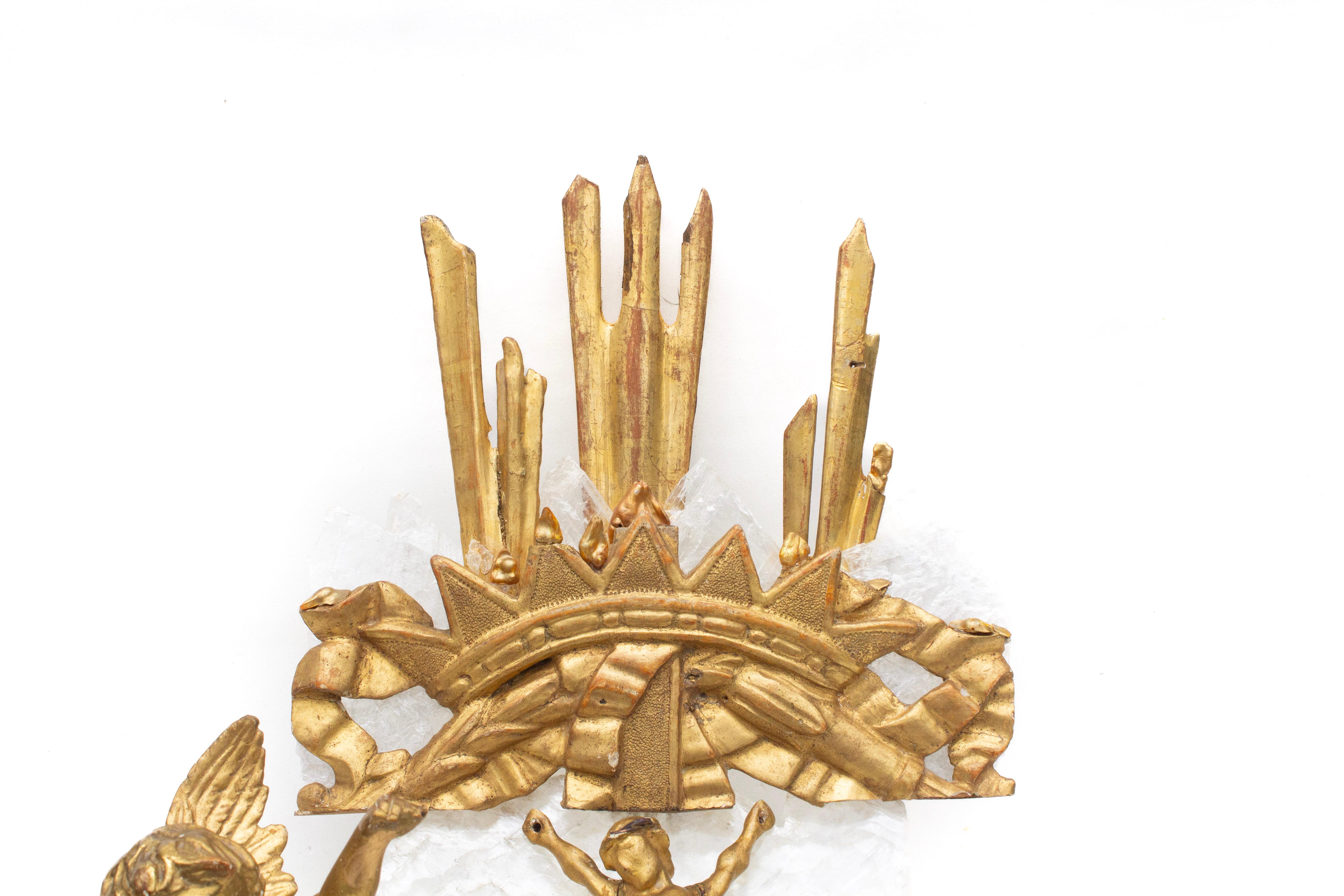 Intagliato a mano Sculptural 18th Century Italian Gilded Angel and Sunrays on Selenite Crystal in vendita