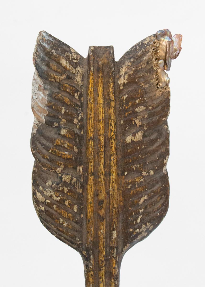 Flecha escultórica italiana del siglo XVIII dorada a la meca sobre base de calcita pulida Rococó en venta