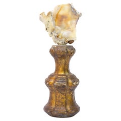 Fragment sculptural de Mecca miniature italienne du 18ème siècle avec agate fossile et corail