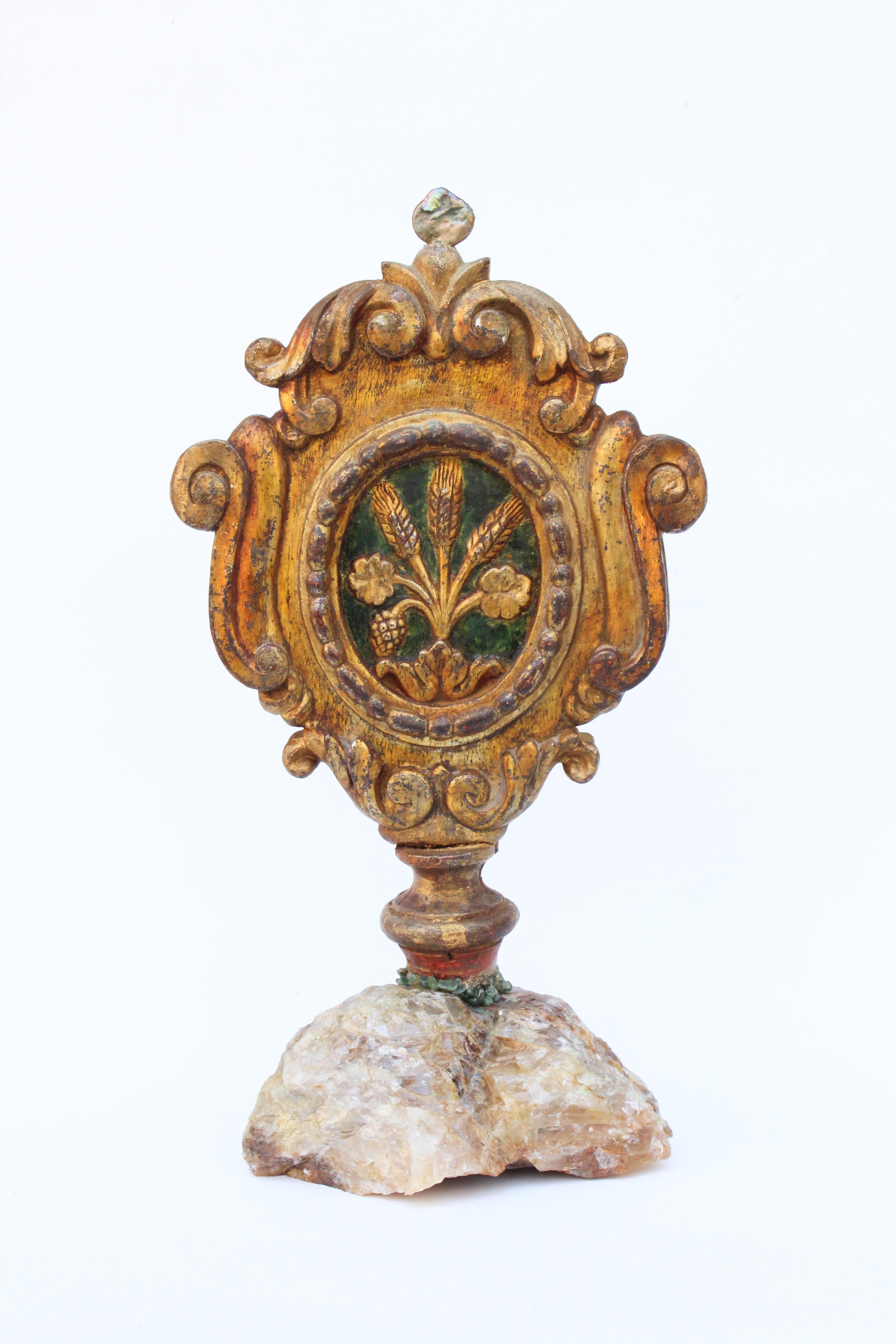 Italienisches vergoldetes und handbemaltes Prozessionskreuz aus dem 18. Jahrhundert mit Barockperlen und Adventurin, montiert auf Honigcalcit. Das Stück war ursprünglich Teil einer Prozessionsstange aus einer historischen Kirche in Italien. Auf der