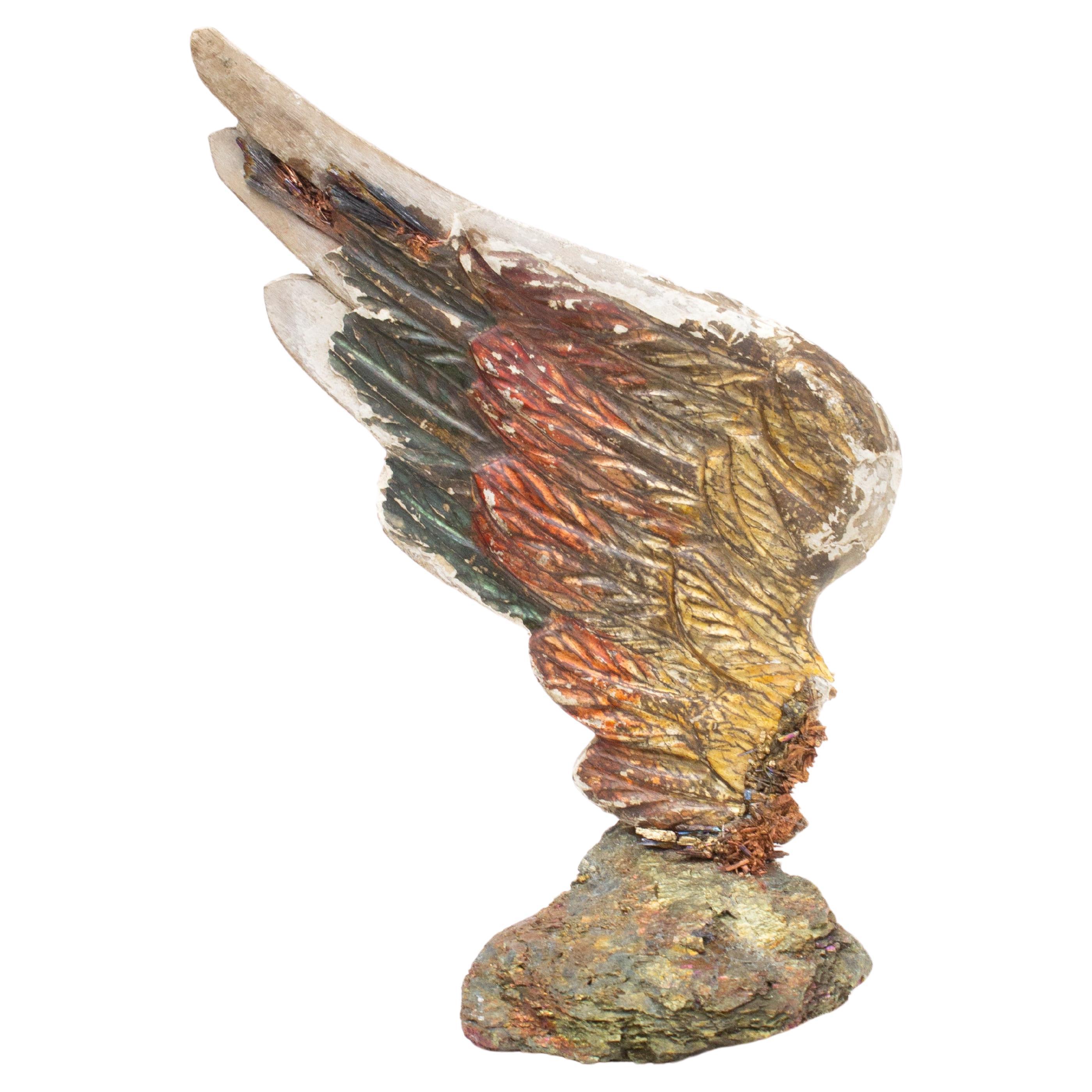 Scultura del XVIII secolo con ala d'angelo multicolore italiana su calcopirite e kyanite