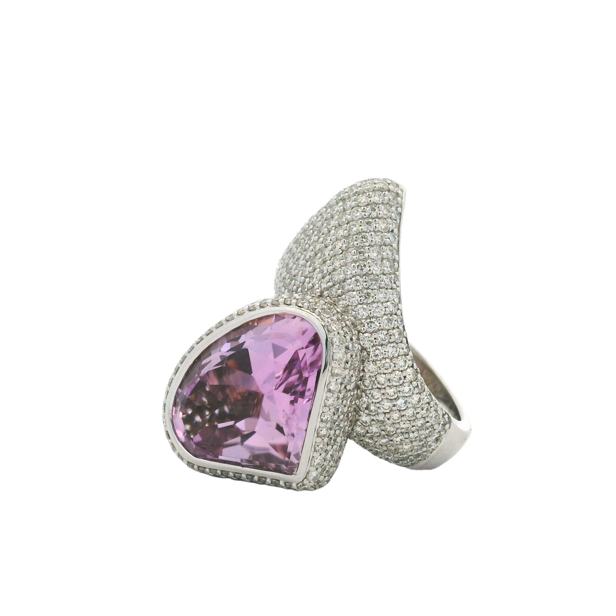 Este excepcional anillo de cóctel diseñado por Talia Jade  es una audaz celebración del diseño contemporáneo y la artesanía fina. Centrada alrededor de una impresionante kunzita natural de 19,21 quilates, la vívida tonalidad rosa lavanda de la