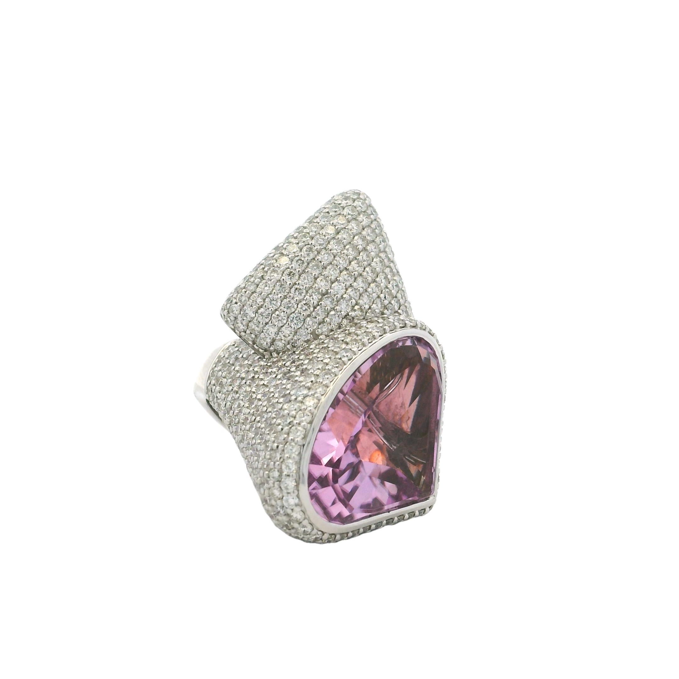 Escultural Anillo de Cóctel de 19,21 Quilates de Kunzita y Diamantes en Oro Blanco de 14K Contemporáneo en venta
