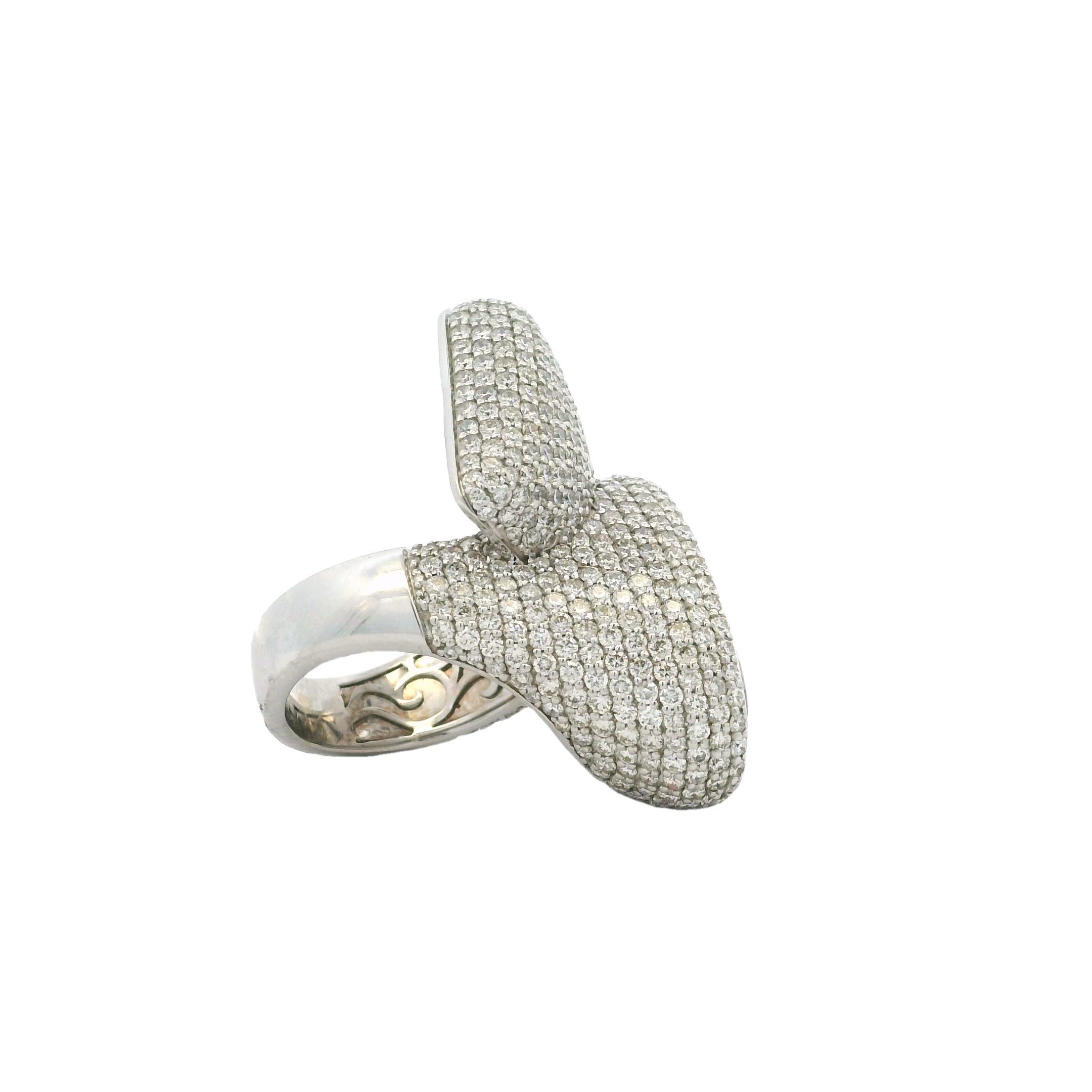 Escultural Anillo de Cóctel de 19,21 Quilates de Kunzita y Diamantes en Oro Blanco de 14K Corte trillion en venta