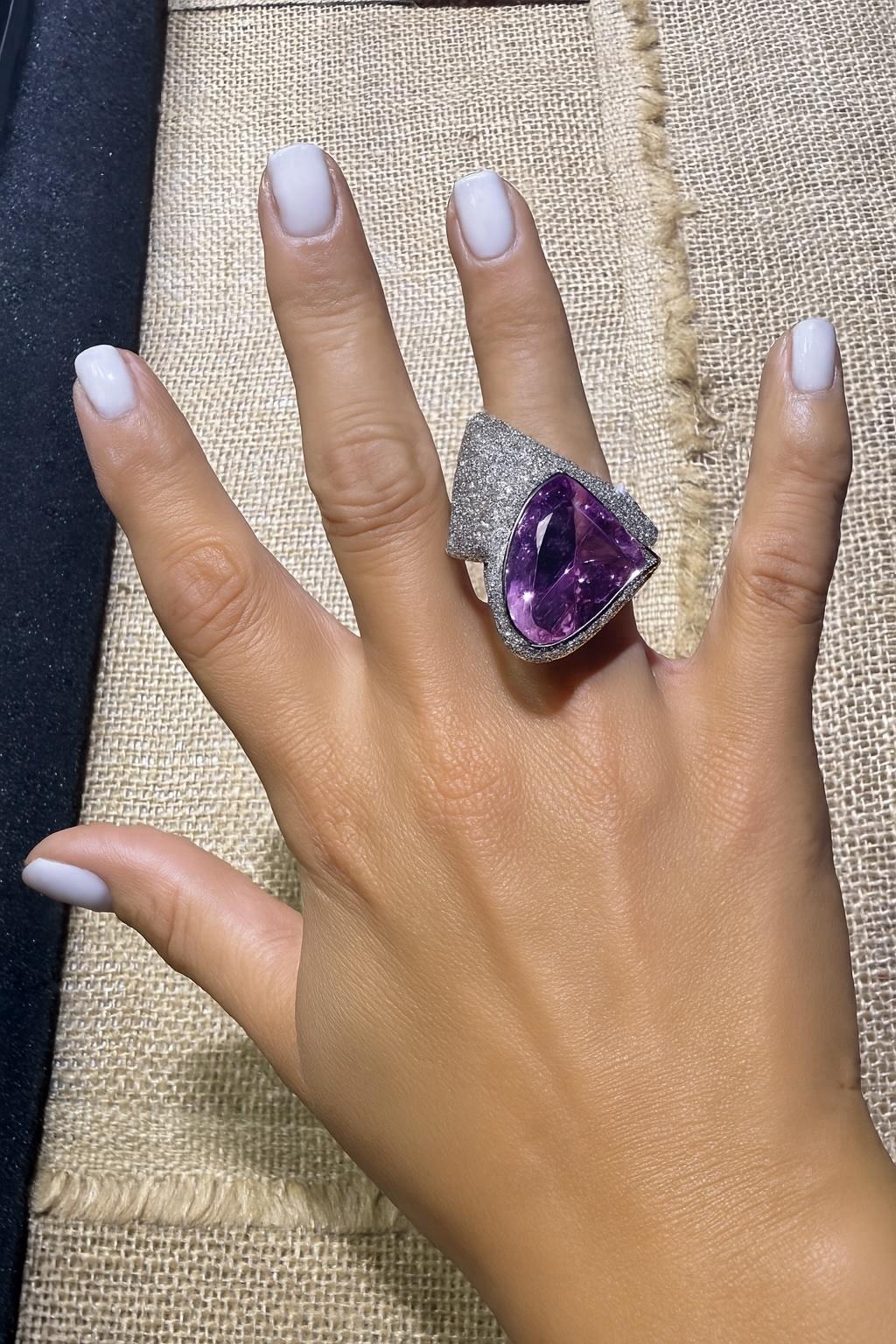 Escultural Anillo de Cóctel de 19,21 Quilates de Kunzita y Diamantes en Oro Blanco de 14K en venta 1