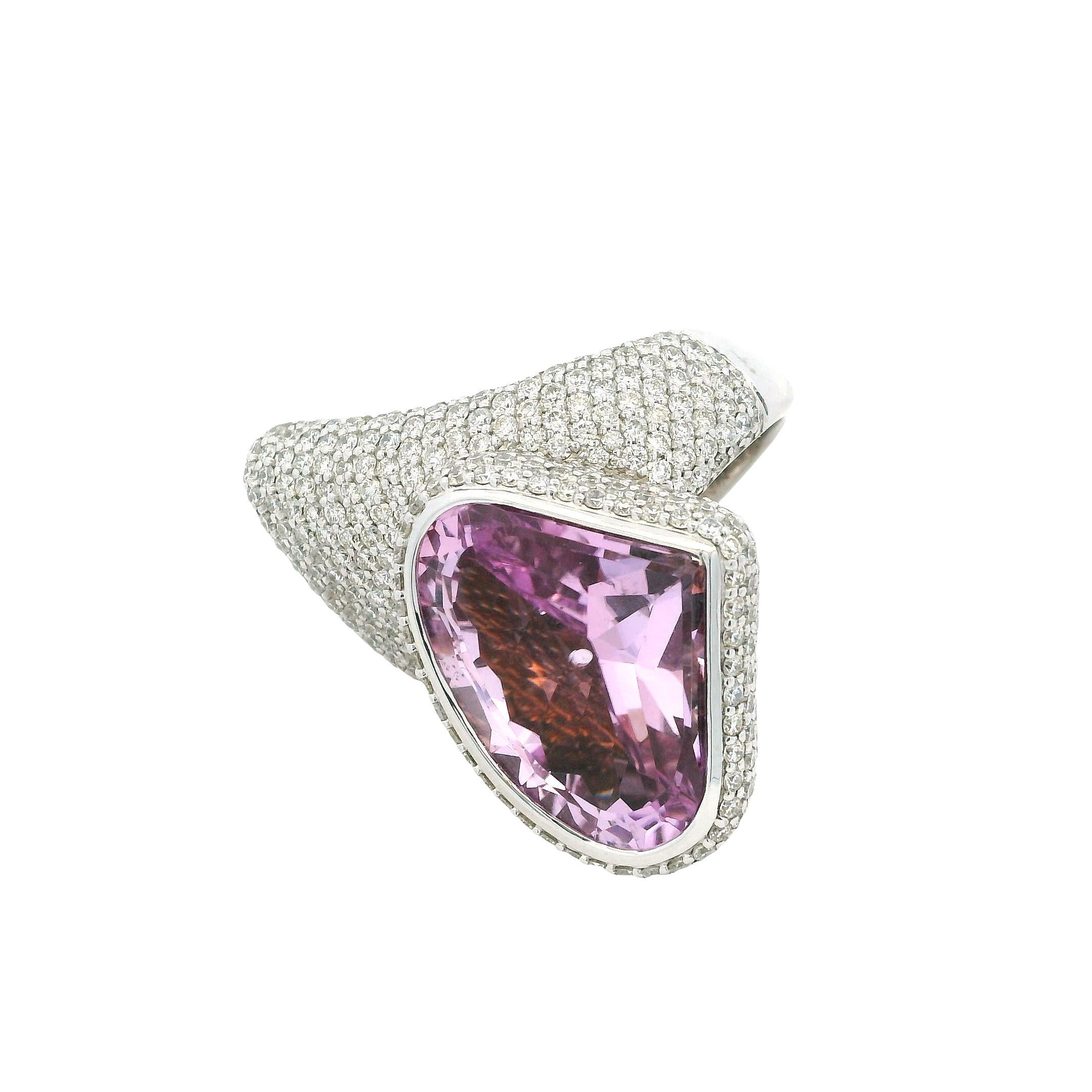 Escultural Anillo de Cóctel de 19,21 Quilates de Kunzita y Diamantes en Oro Blanco de 14K en venta 2