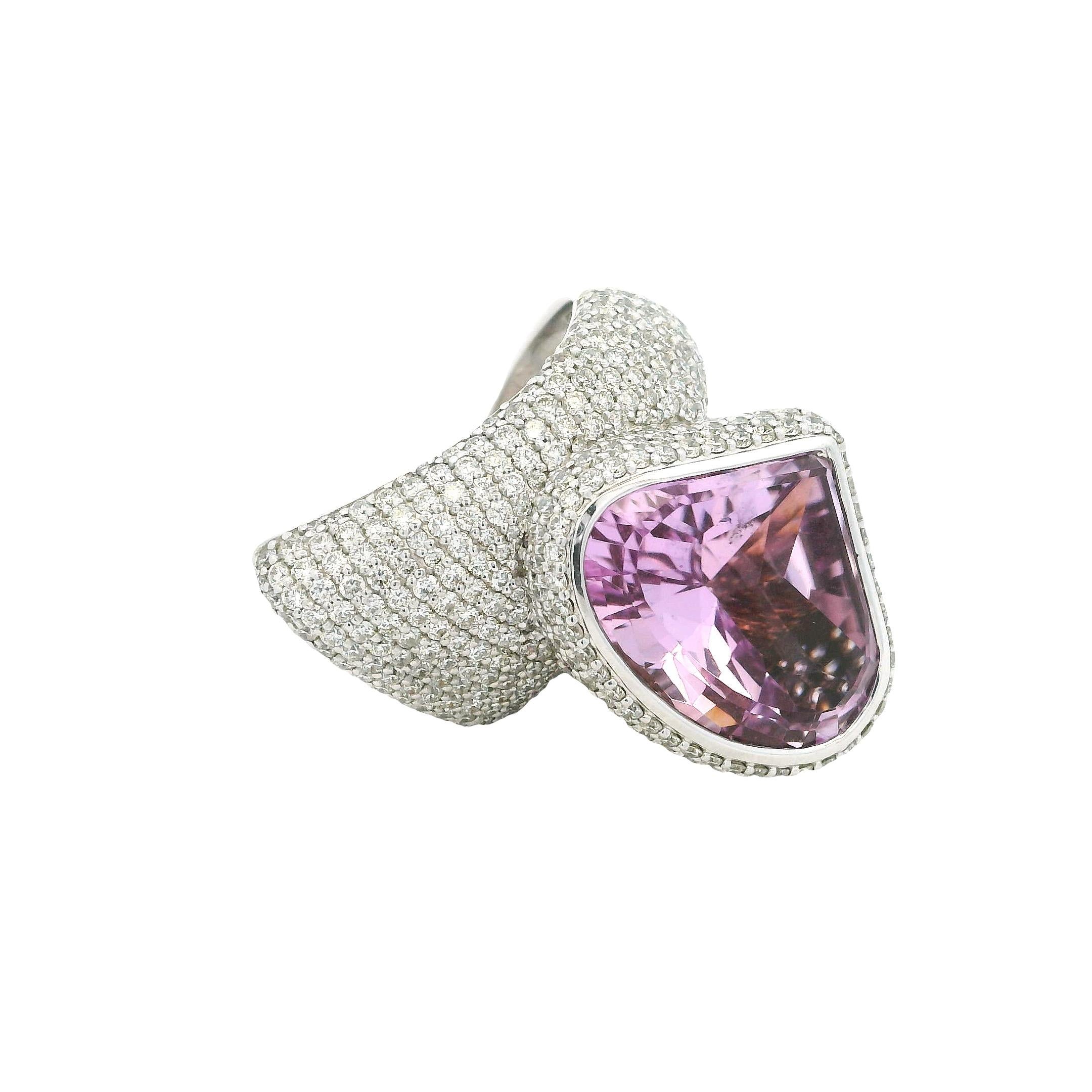 Escultural Anillo de Cóctel de 19,21 Quilates de Kunzita y Diamantes en Oro Blanco de 14K en venta 3