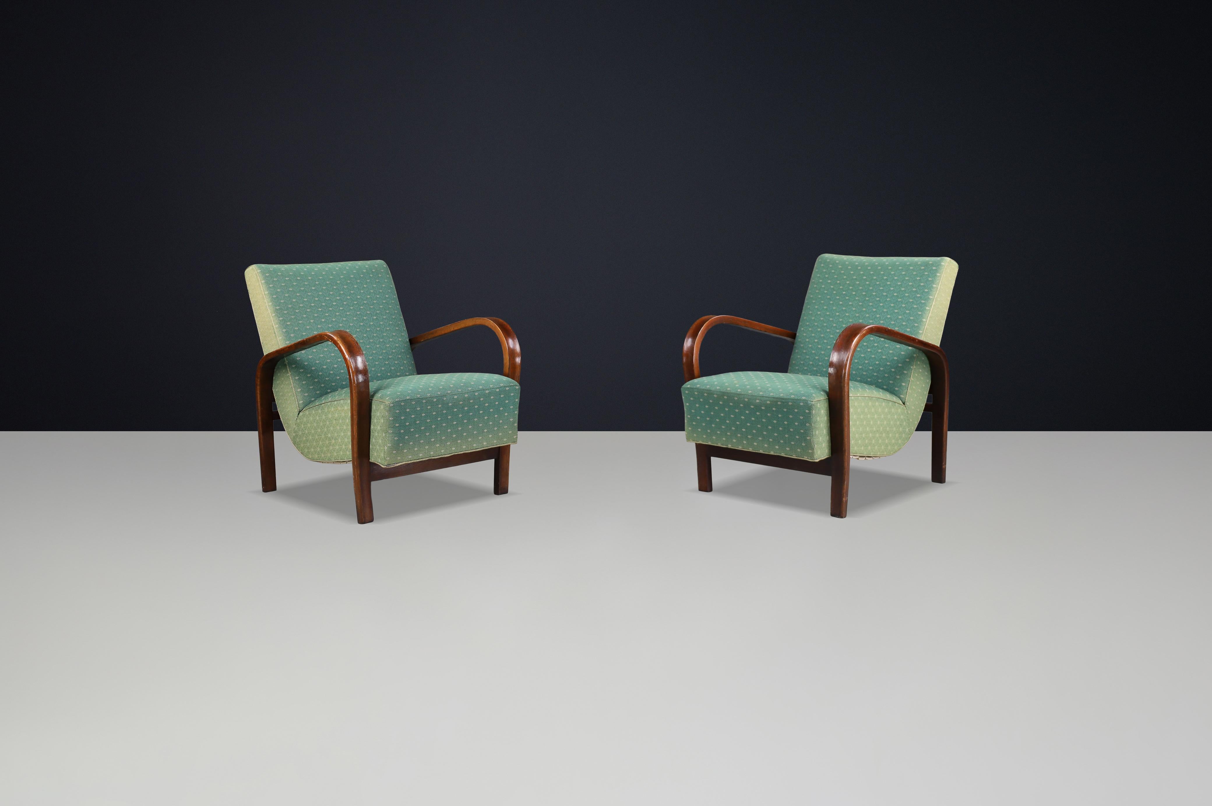Sillones escultóricos de madera curvada de los años 40 de Koželka & Kropáček con tapicería verde original - Praga, Checoslovaquia

Rara y elegante pareja de sillones de madera curvada diseñados en la década de 1940 por Karel Koželka y Antonín